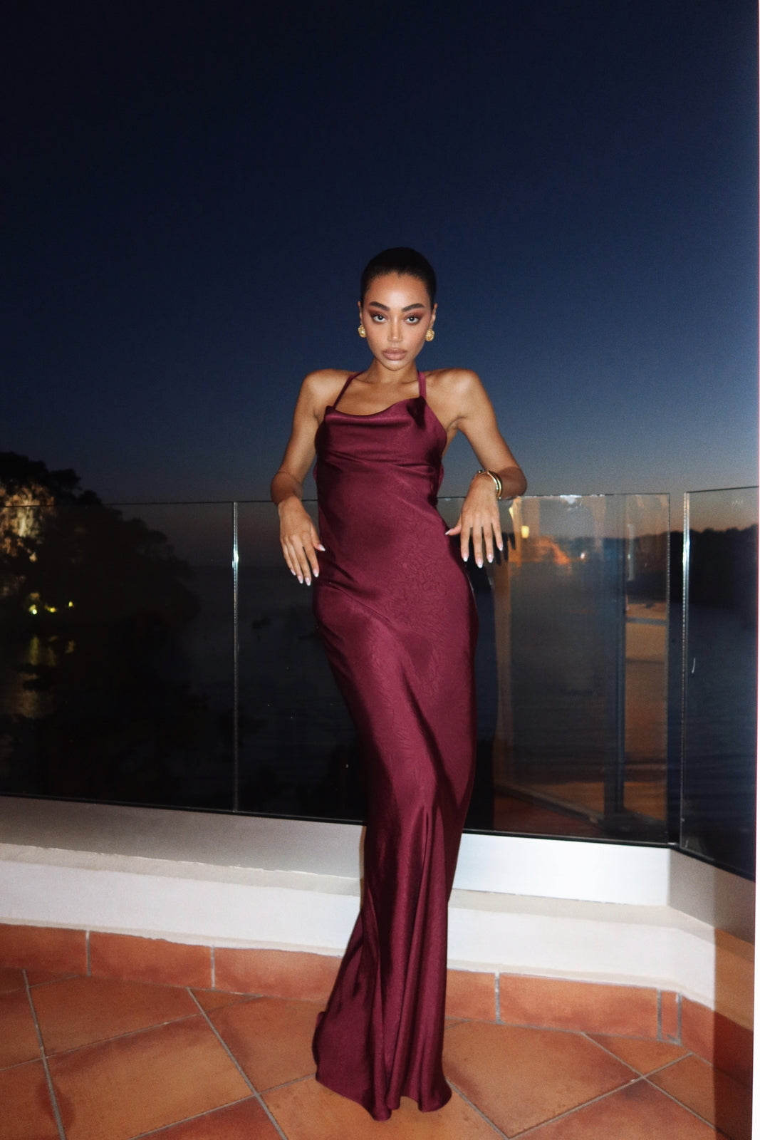 VESTIDO BORDEAUX COM TEXTURA