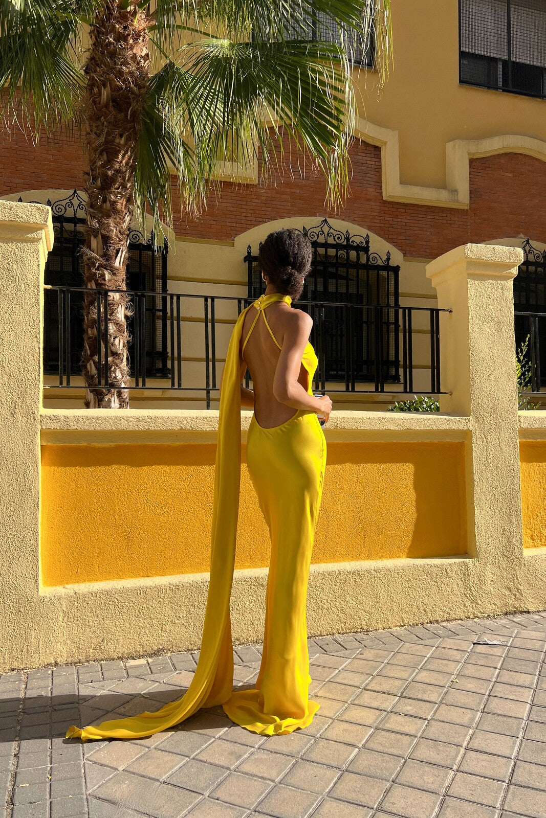 VESTIDO COMPRIDO AMARELO COM CAPA