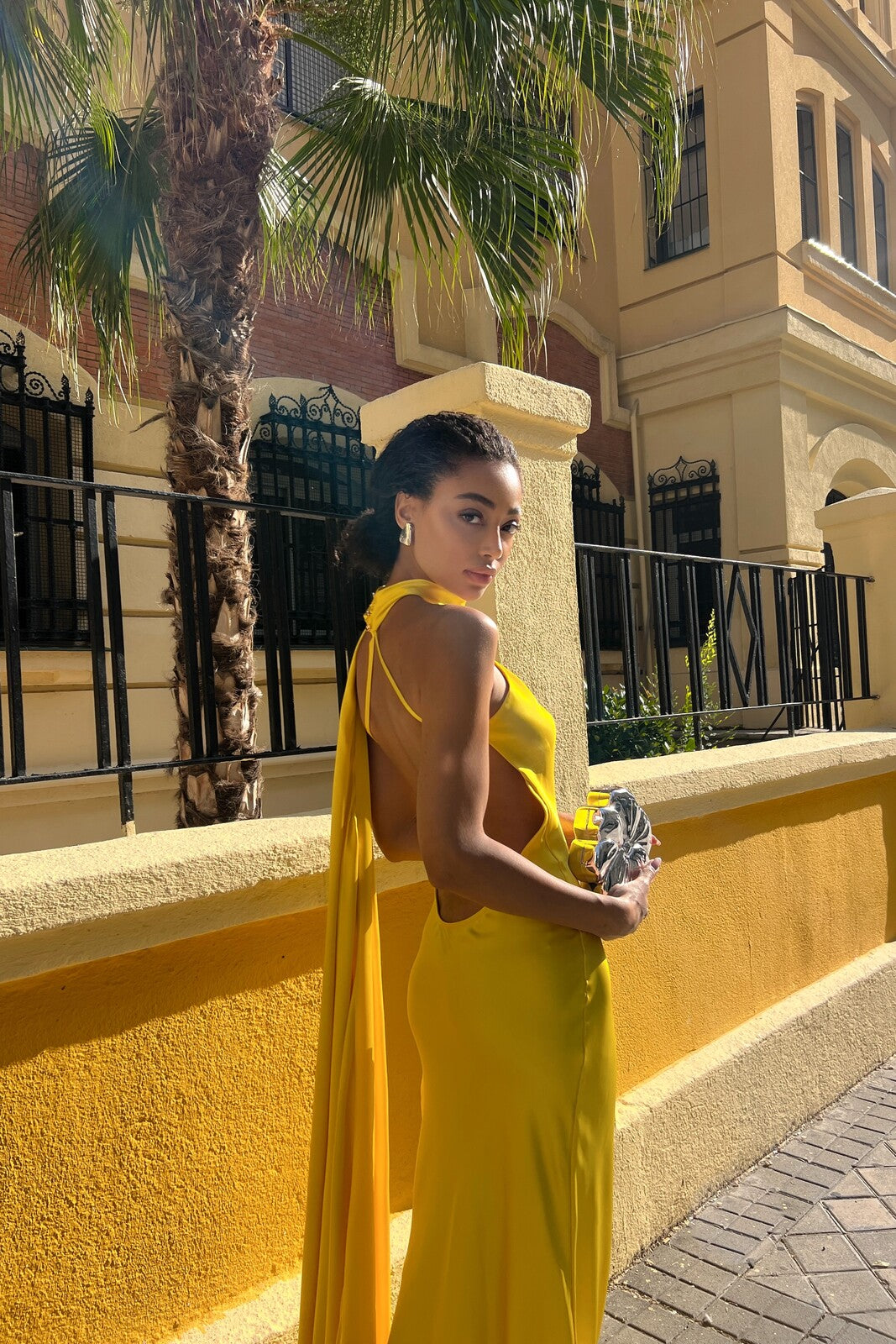 VESTIDO COMPRIDO AMARELO COM CAPA