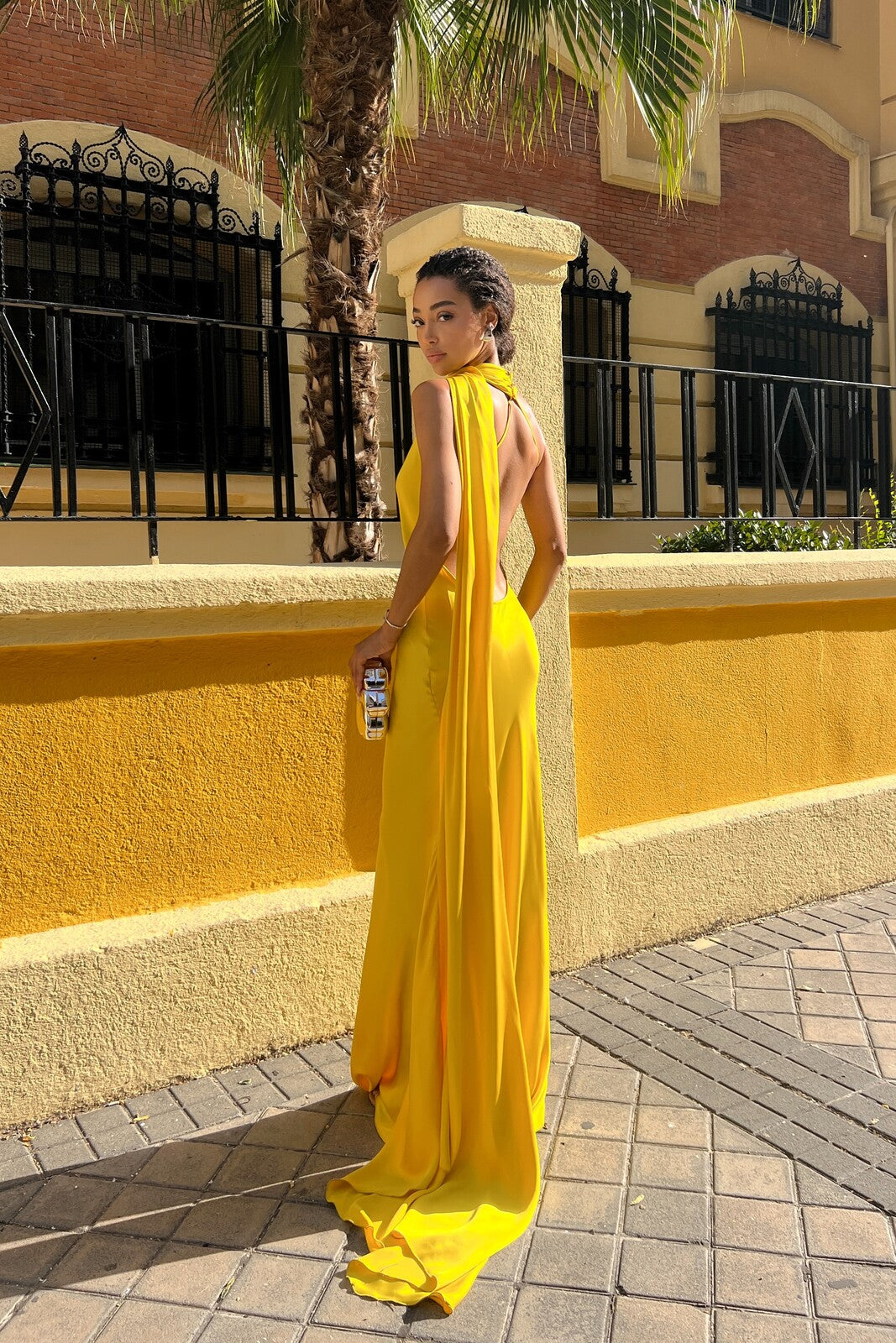 VESTIDO COMPRIDO AMARELO COM CAPA