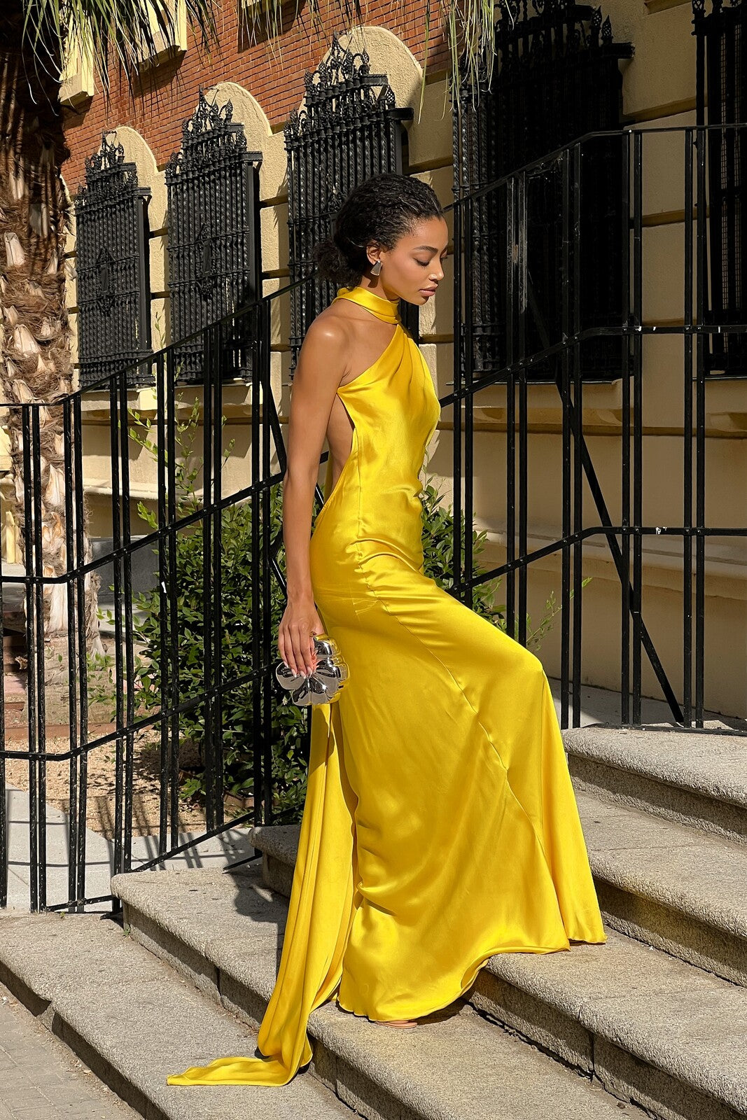 VESTIDO COMPRIDO AMARELO COM CAPA