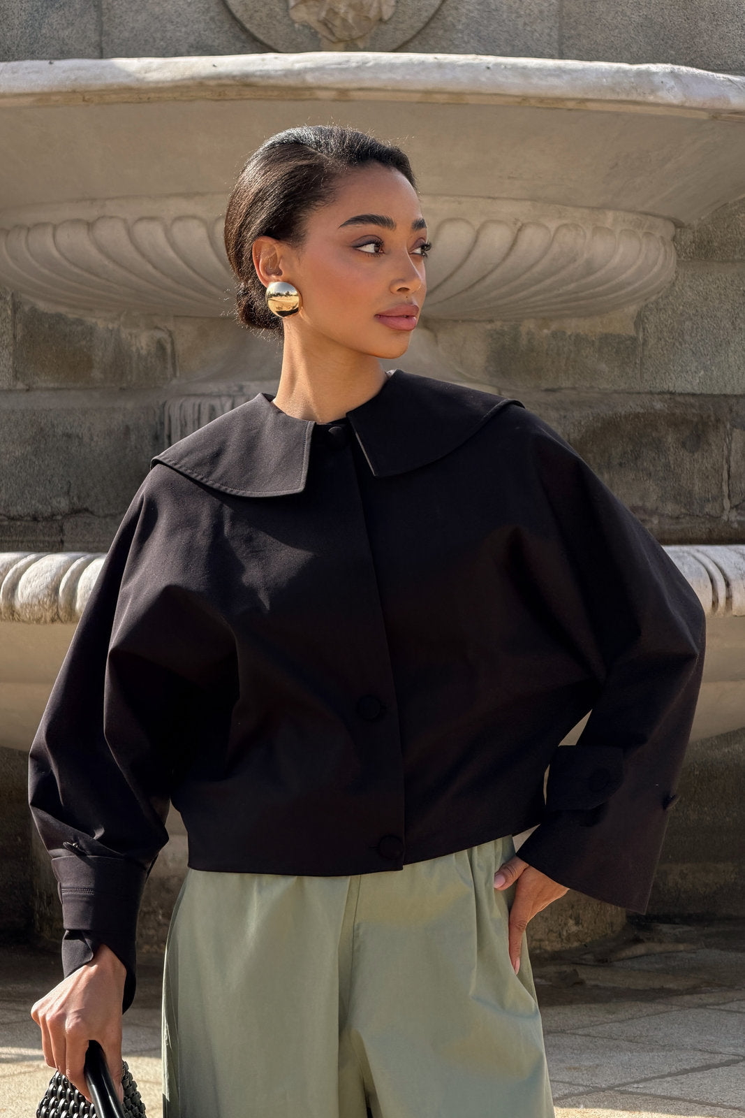CHAQUETA CORTA NEGRA CON CUELLO