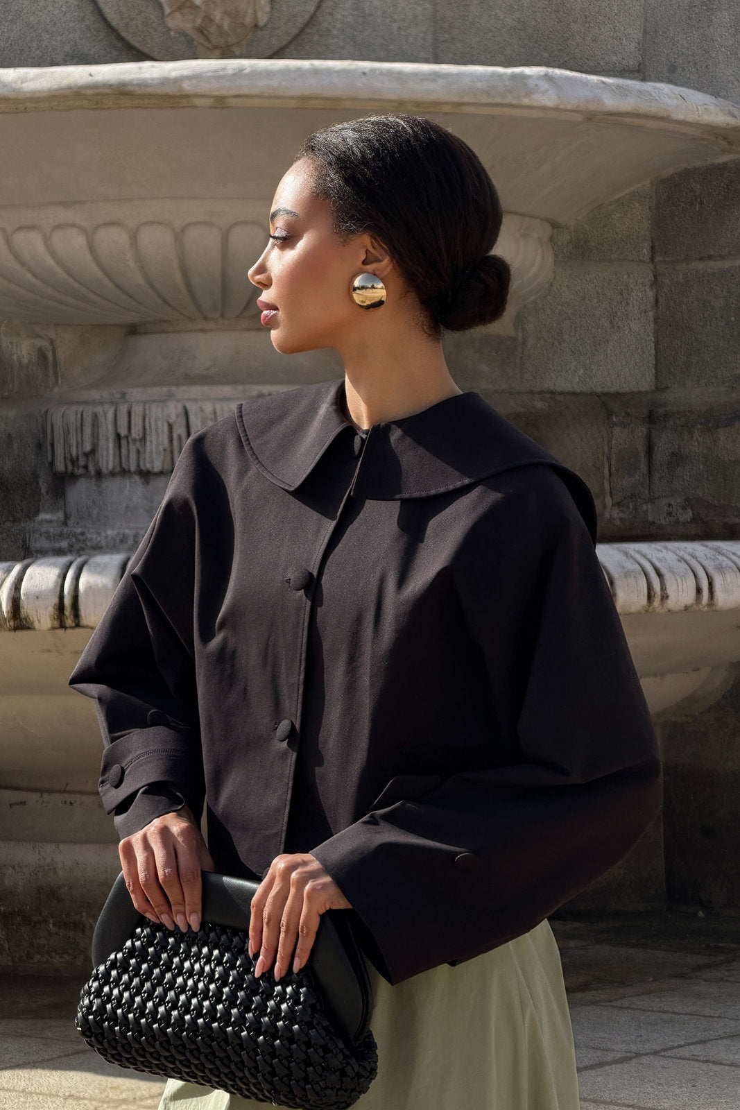 CHAQUETA CORTA NEGRA CON CUELLO