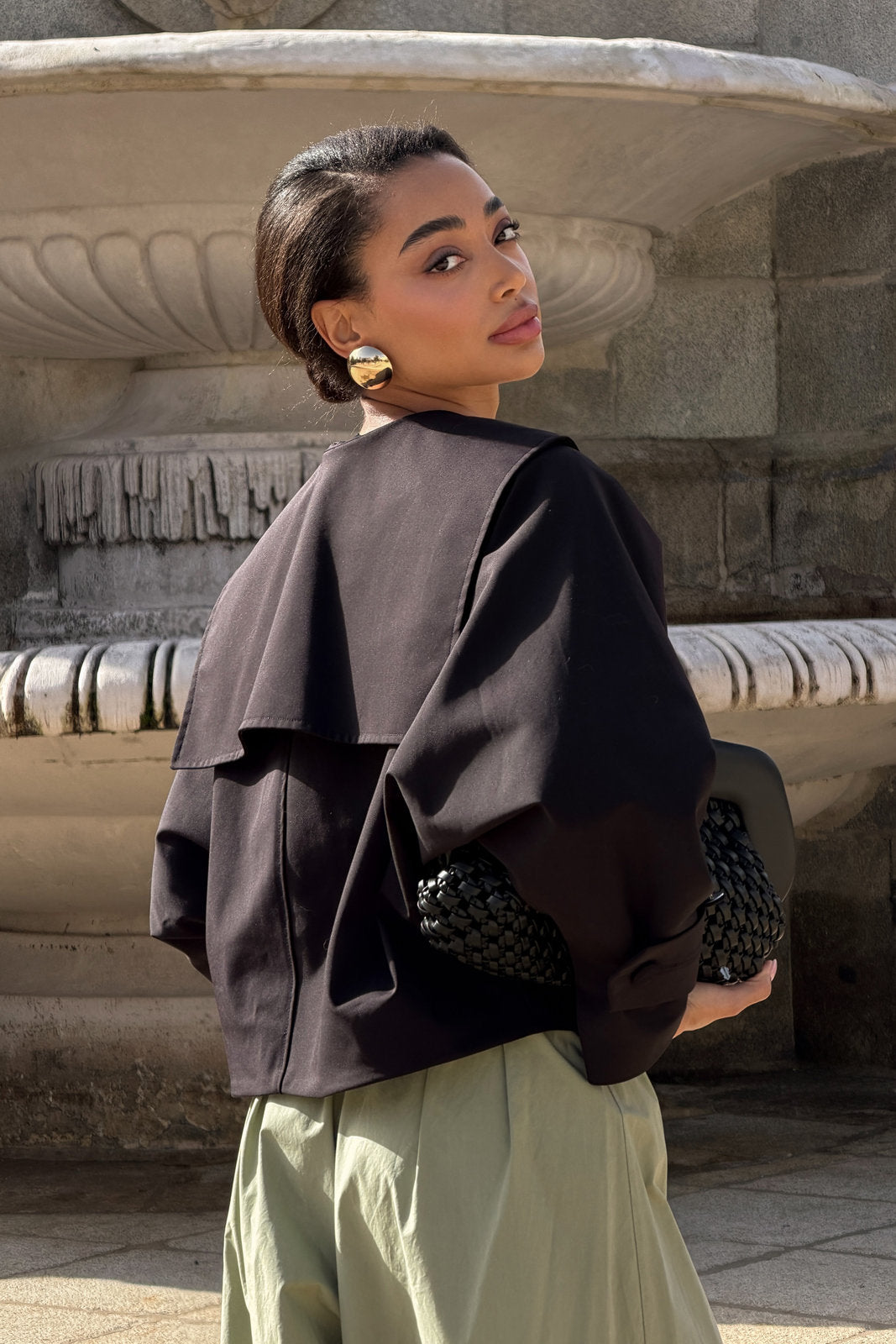 CHAQUETA CORTA NEGRA CON CUELLO