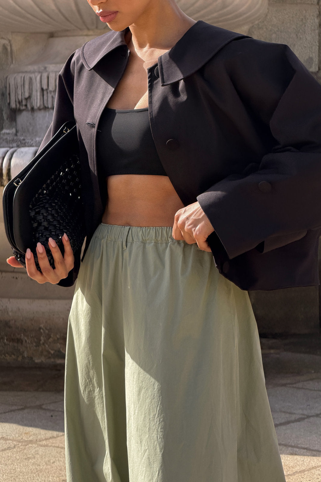 CHAQUETA CORTA NEGRA CON CUELLO