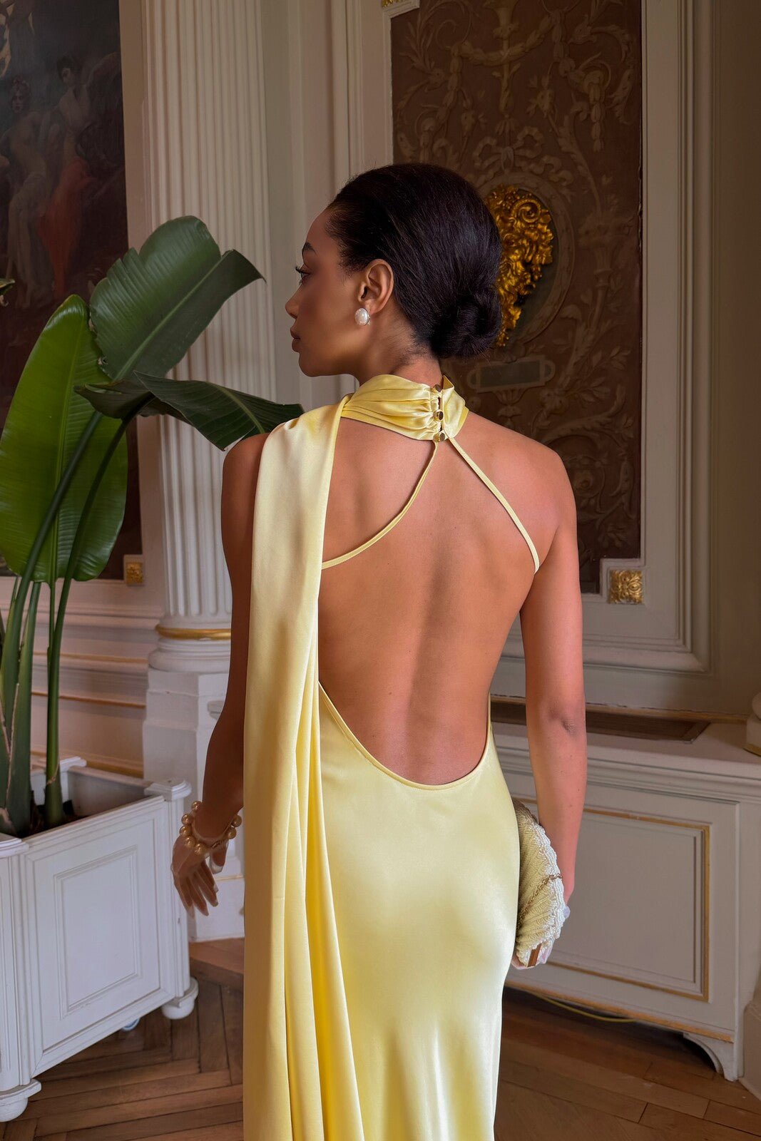 VESTIDO COMPRIDO AMARELO CLARO COM CAPA
