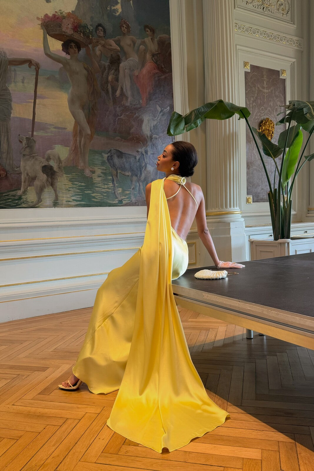 VESTIDO COMPRIDO AMARELO CLARO COM CAPA