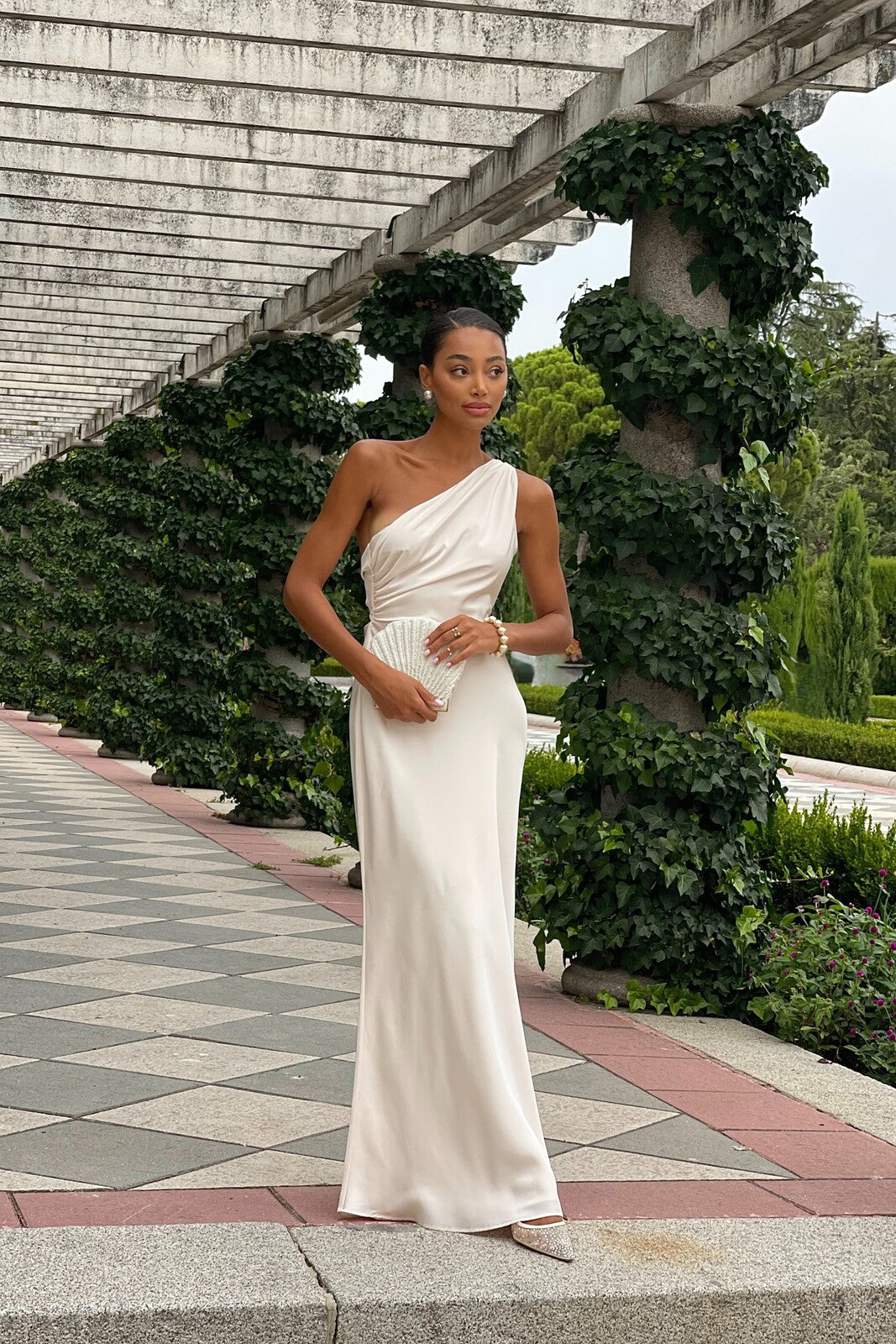 VESTIDO LONGO PÉROLA ASSIMÉTRICO