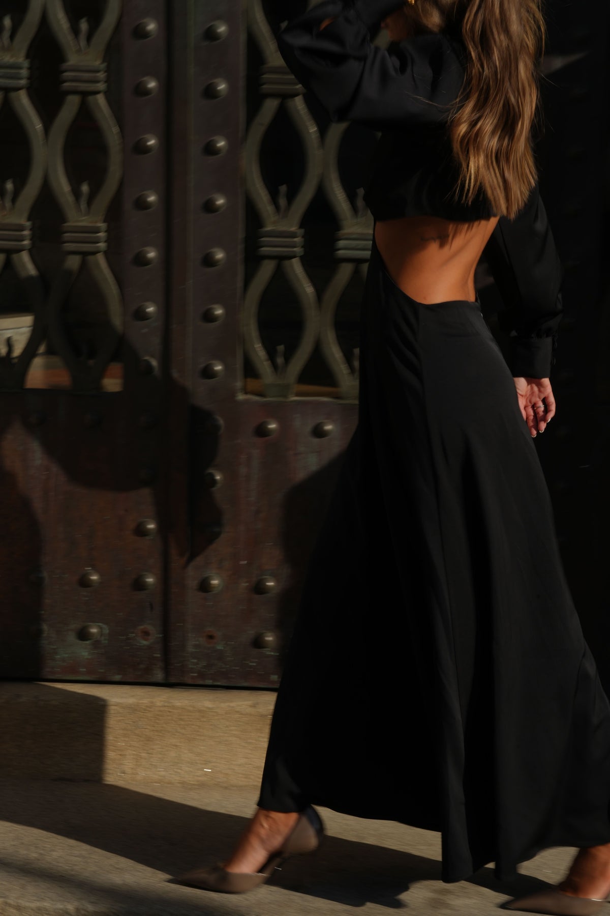 VESTITO NERO A MANICHE LUNGHE