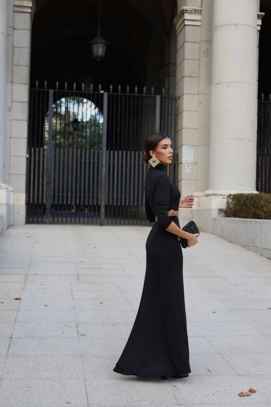 LONG BLACK DRESS WITH APPLICATION
