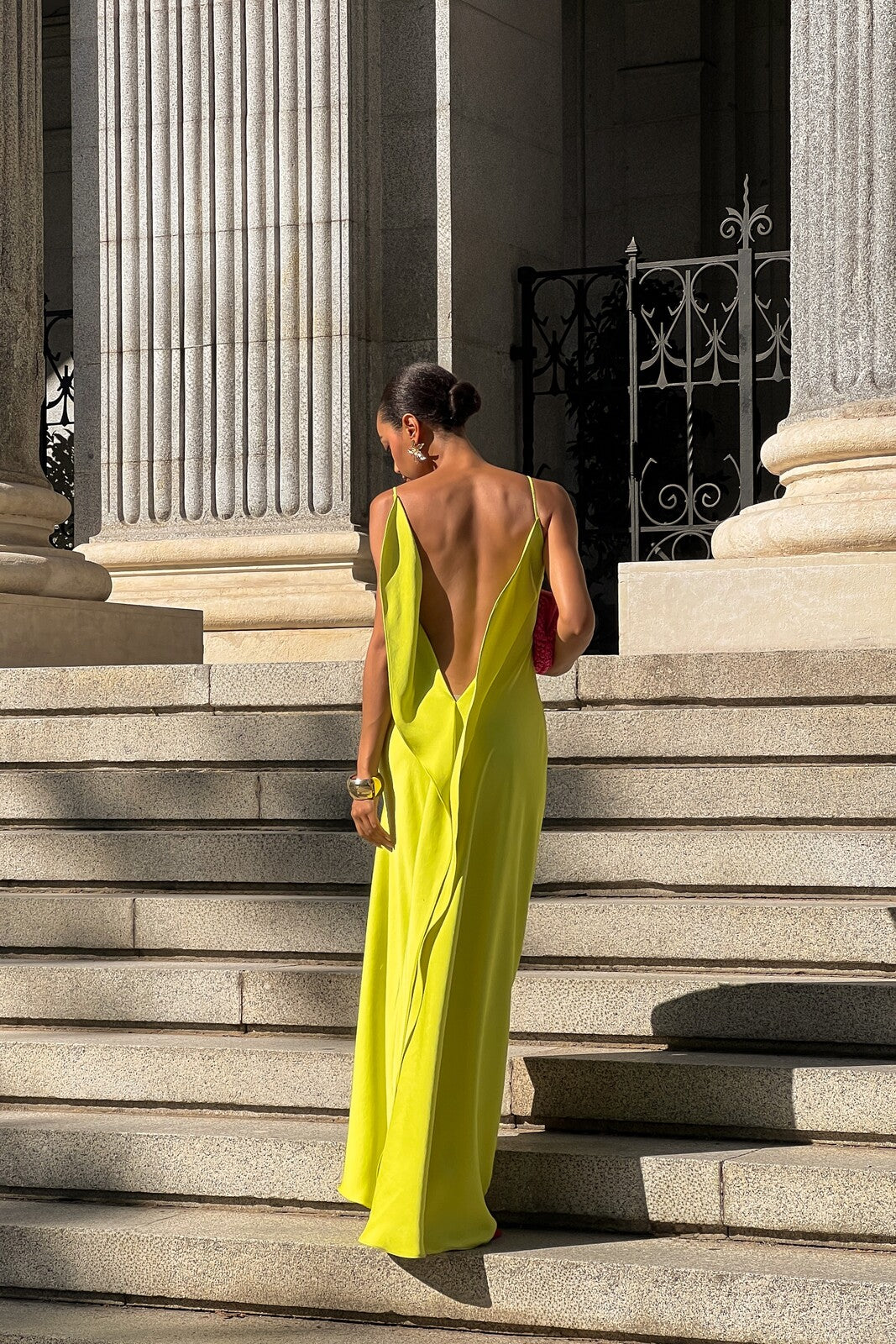 ROBE JAUNE CITRON AVEC DÉCOLLETÉ PROFOND DANS LE DOS