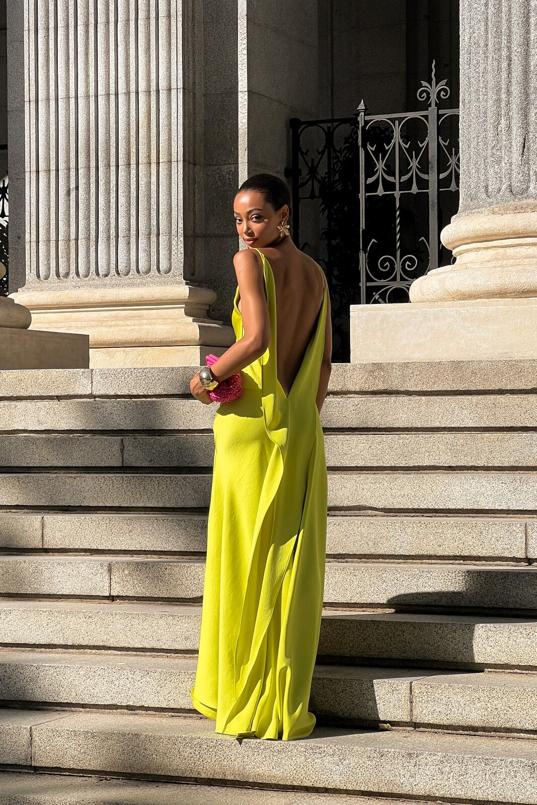 ROBE JAUNE CITRON AVEC DÉCOLLETÉ PROFOND DANS LE DOS