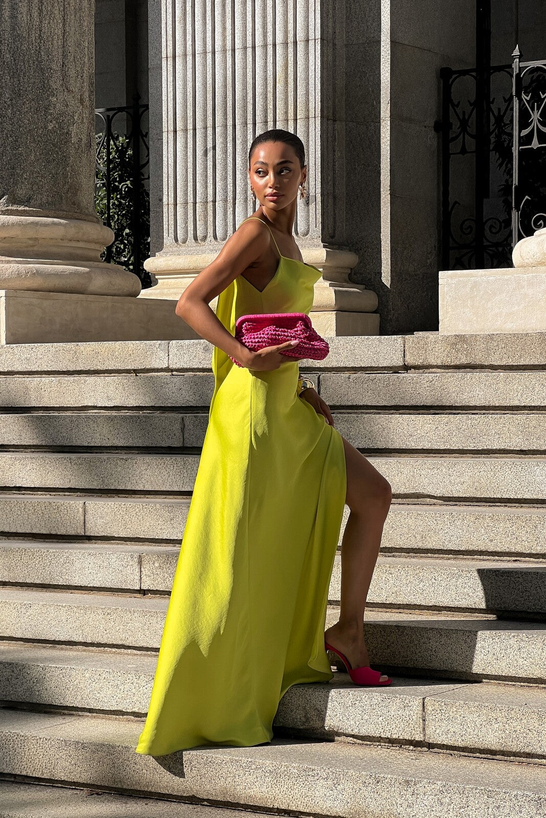 ROBE JAUNE CITRON AVEC DÉCOLLETÉ PROFOND DANS LE DOS