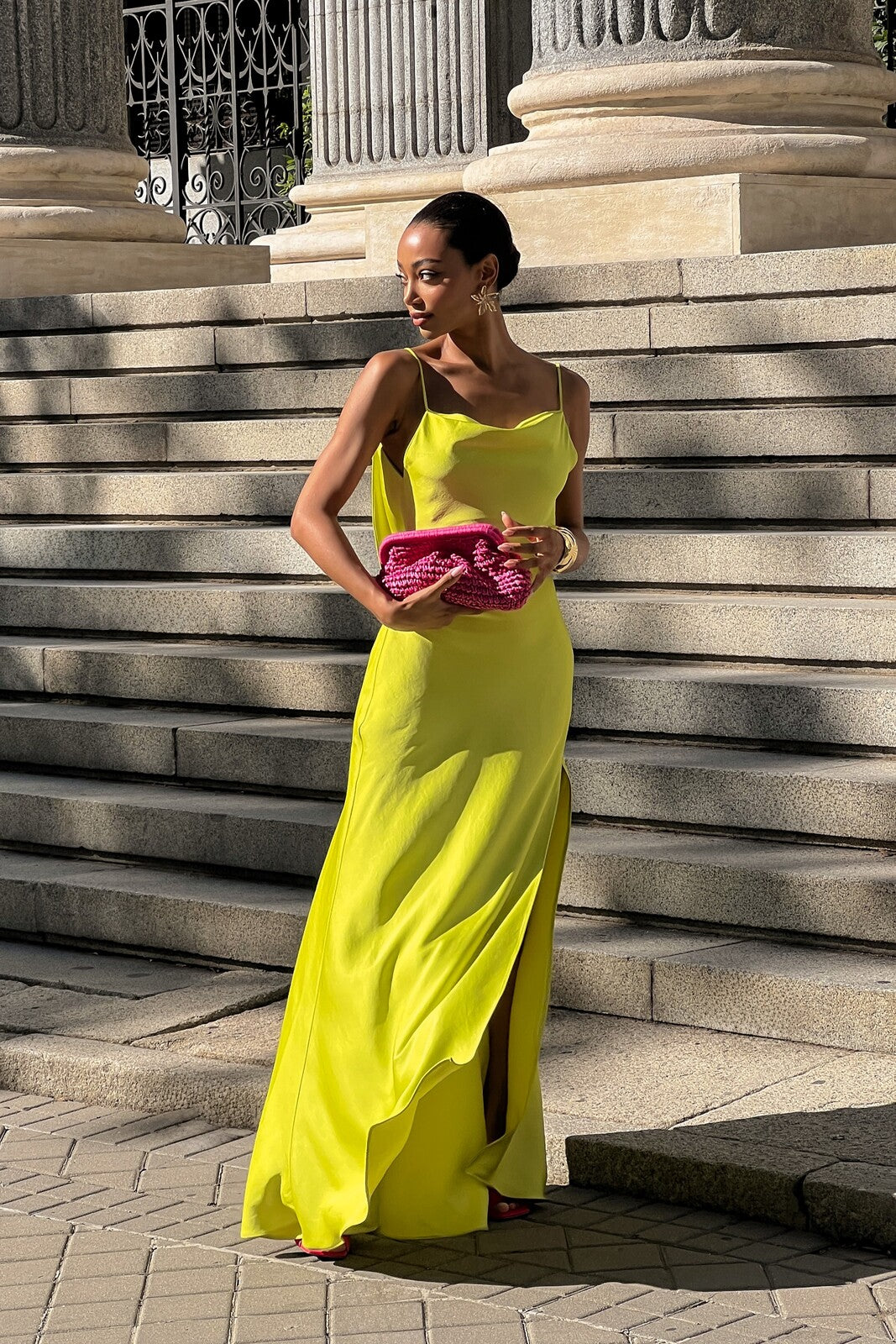 ROBE JAUNE CITRON AVEC DÉCOLLETÉ PROFOND DANS LE DOS
