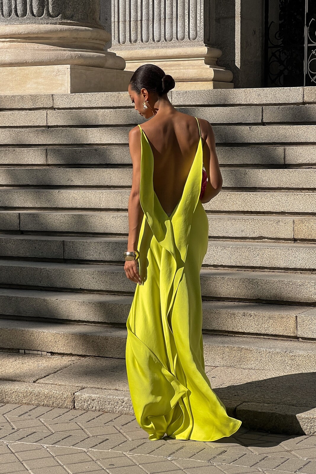 ROBE JAUNE CITRON AVEC DÉCOLLETÉ PROFOND DANS LE DOS