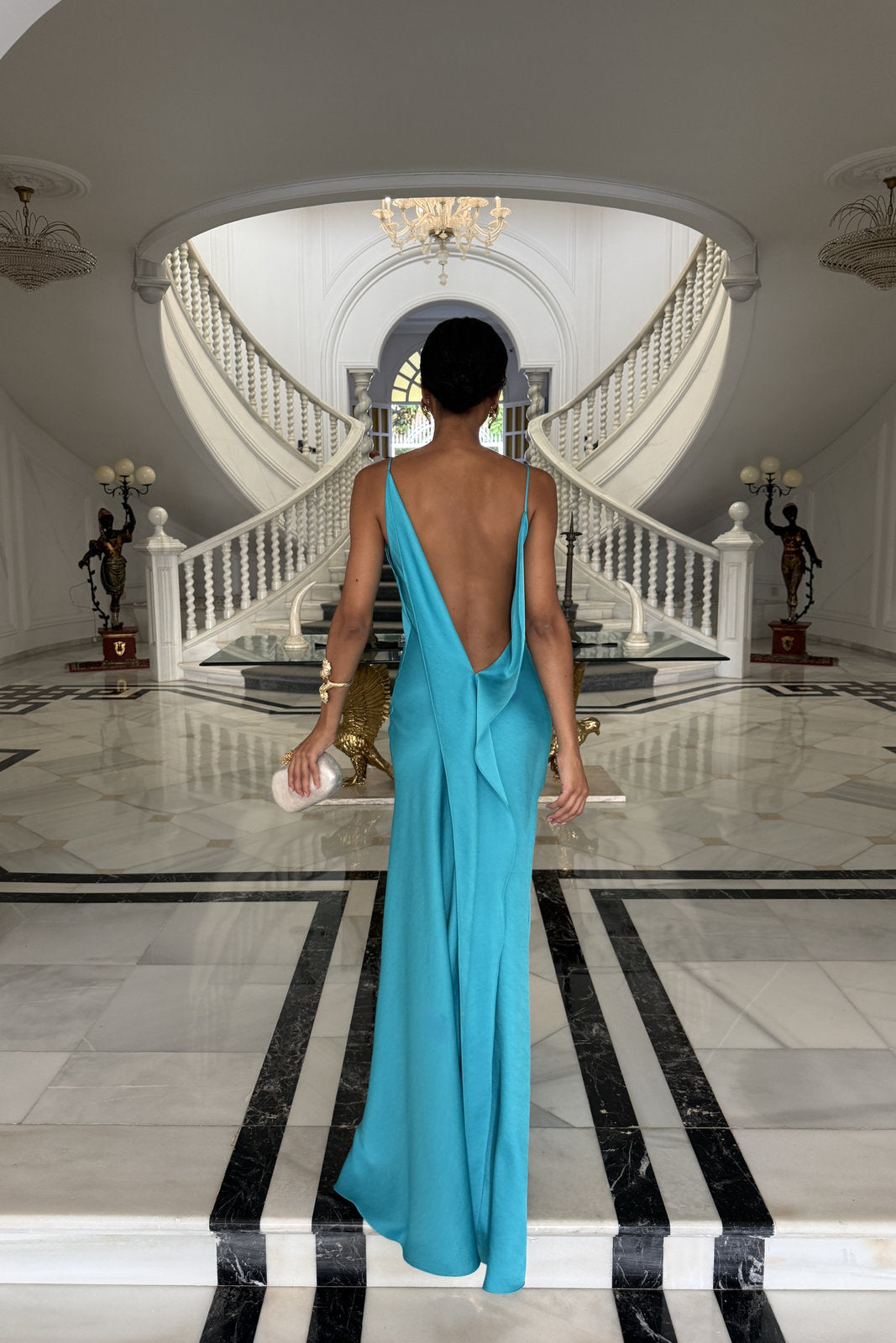VESTIDO AZUL TURQUESA ESCOTE PROFUNDO EN LA ESPALDA