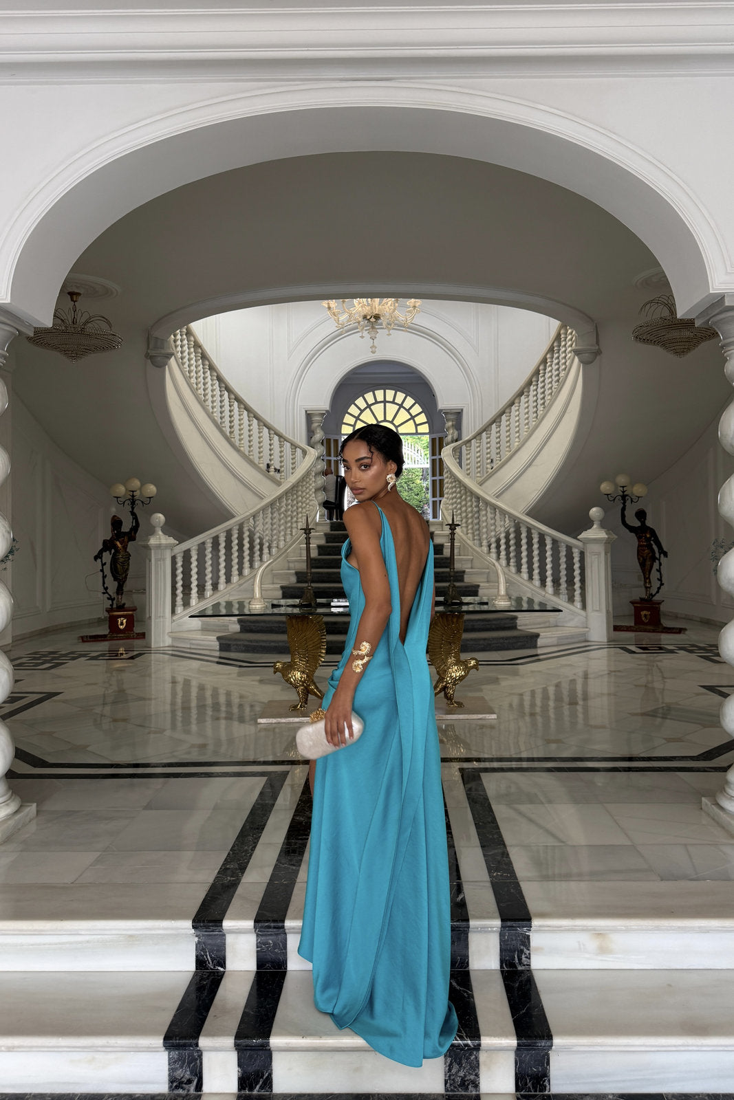 VESTIDO AZUL TURQUESA ESCOTE PROFUNDO EN LA ESPALDA