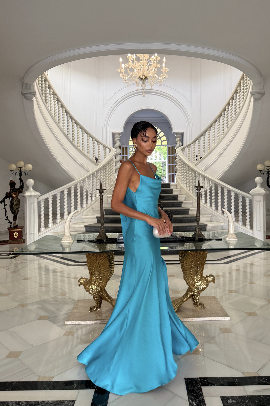 VESTIDO AZUL TURQUESA ESCOTE PROFUNDO EN LA ESPALDA