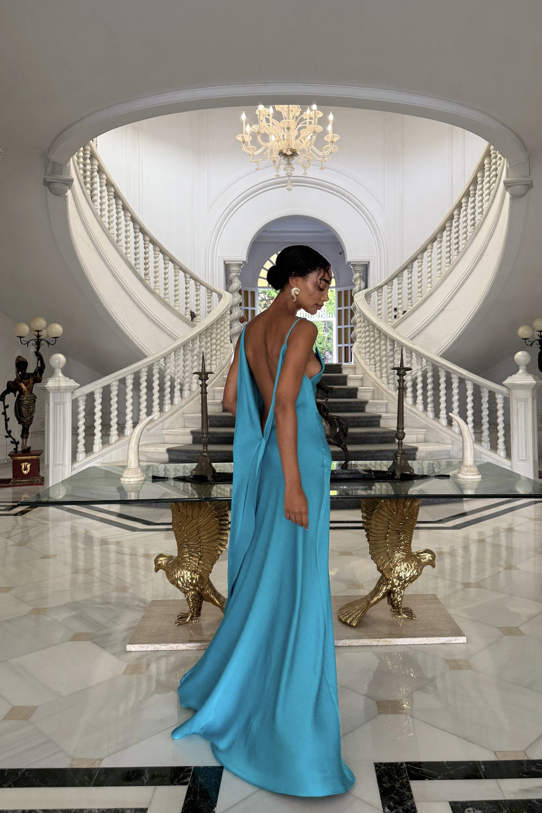 VESTIDO AZUL TURQUESA ESCOTE PROFUNDO EN LA ESPALDA
