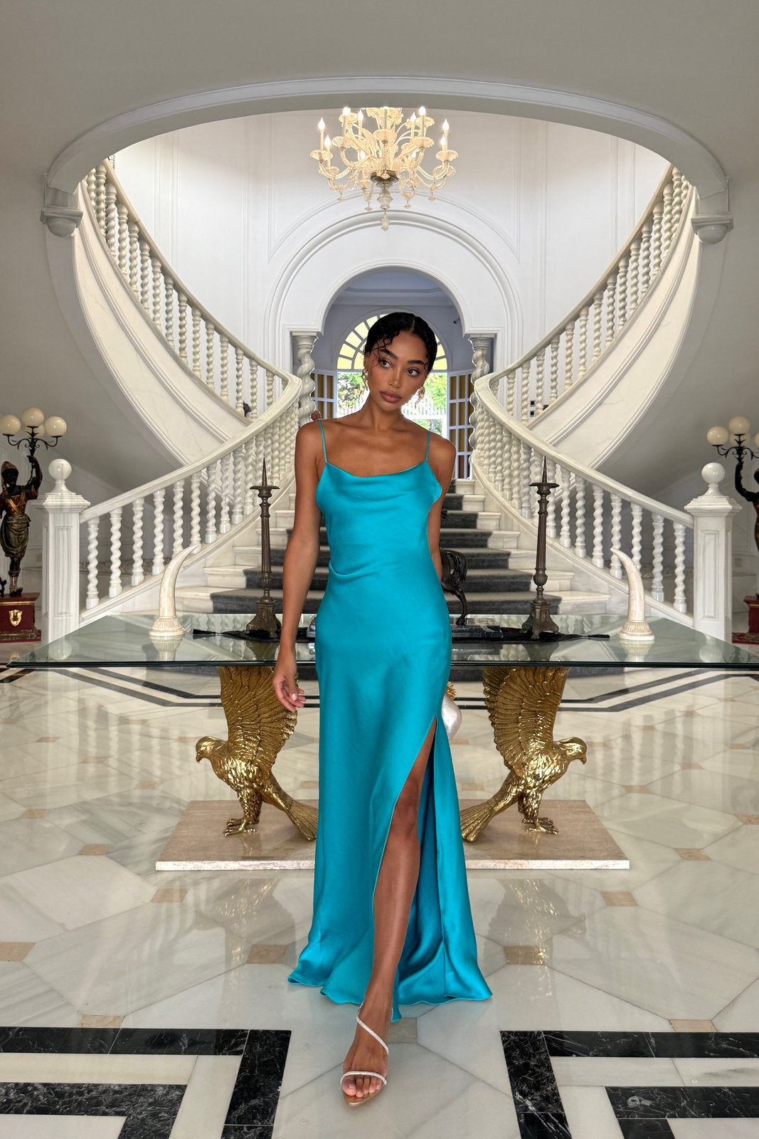 VESTIDO AZUL TURQUESA ESCOTE PROFUNDO EN LA ESPALDA
