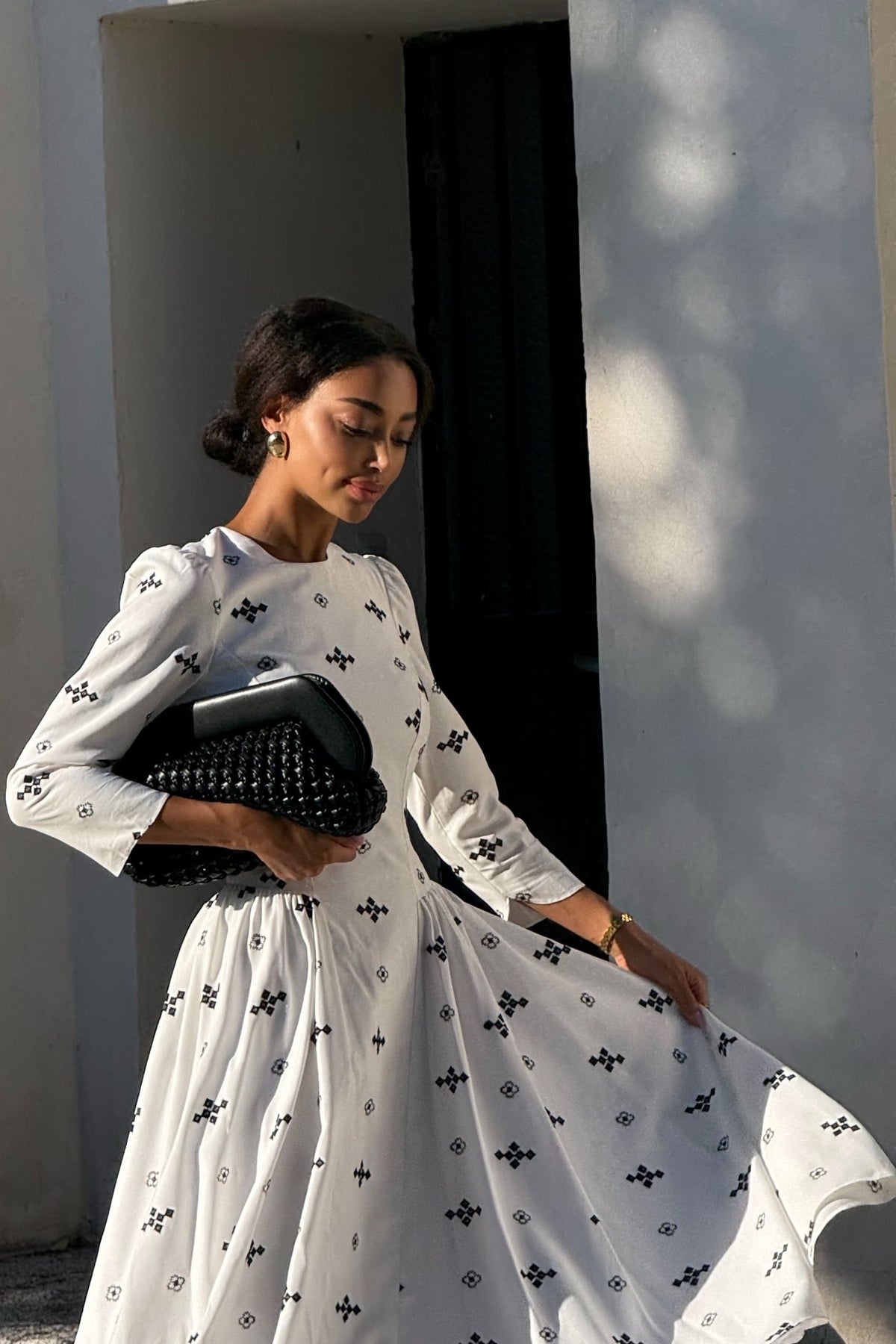 VESTITO BIANCO CON RICAMO NERO