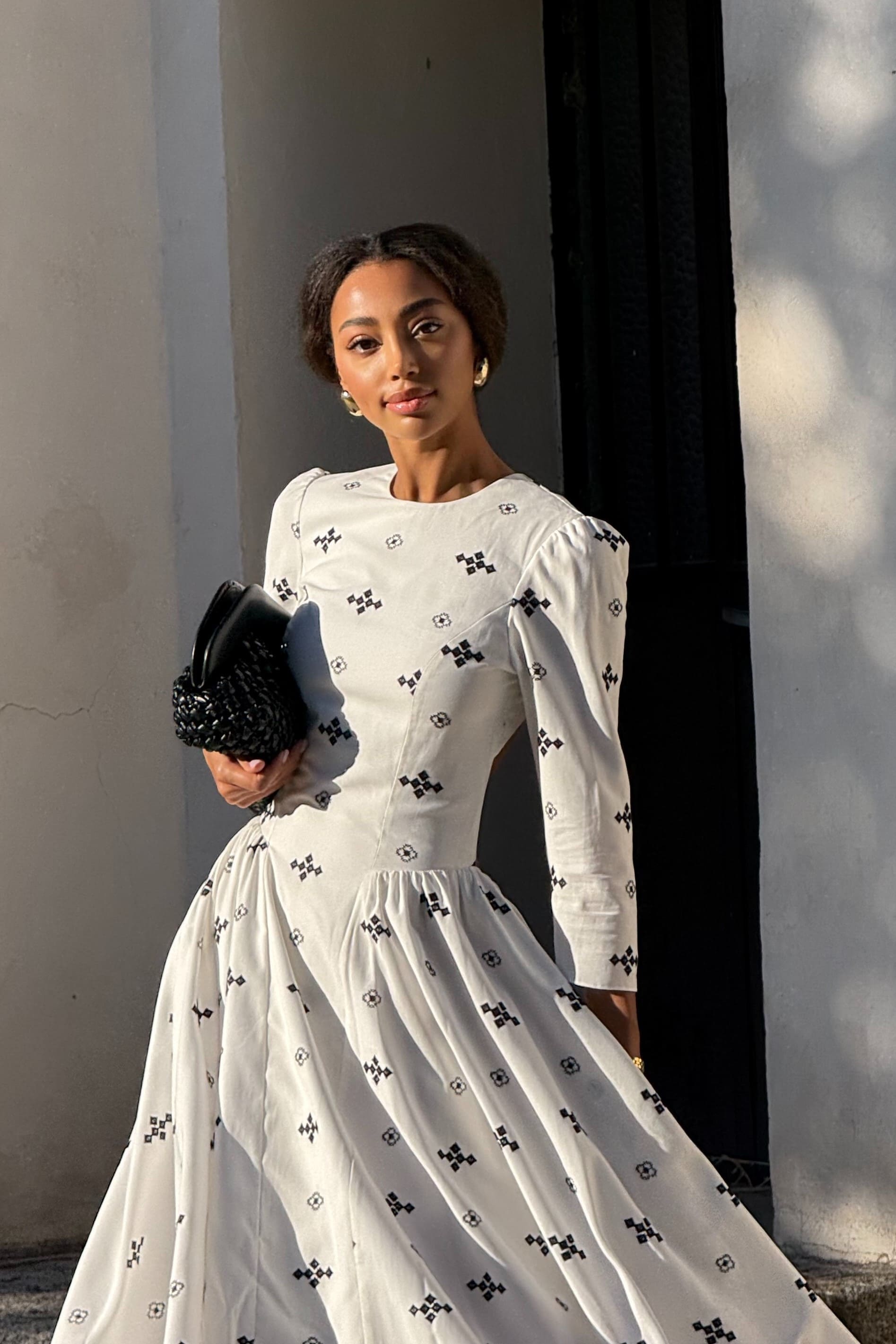ROBE BLANCHE AVEC BRODERIE NOIRE KAOA