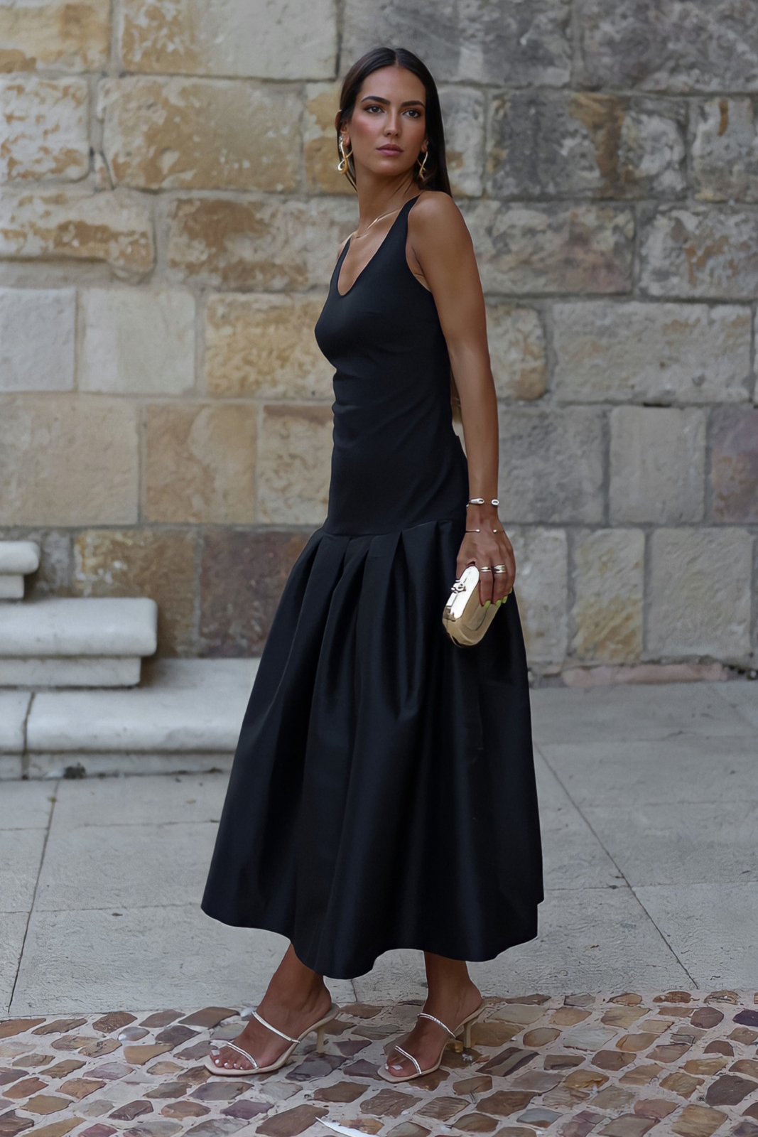 BLACK DRESS WITH PLEATS ON THE SKIRT