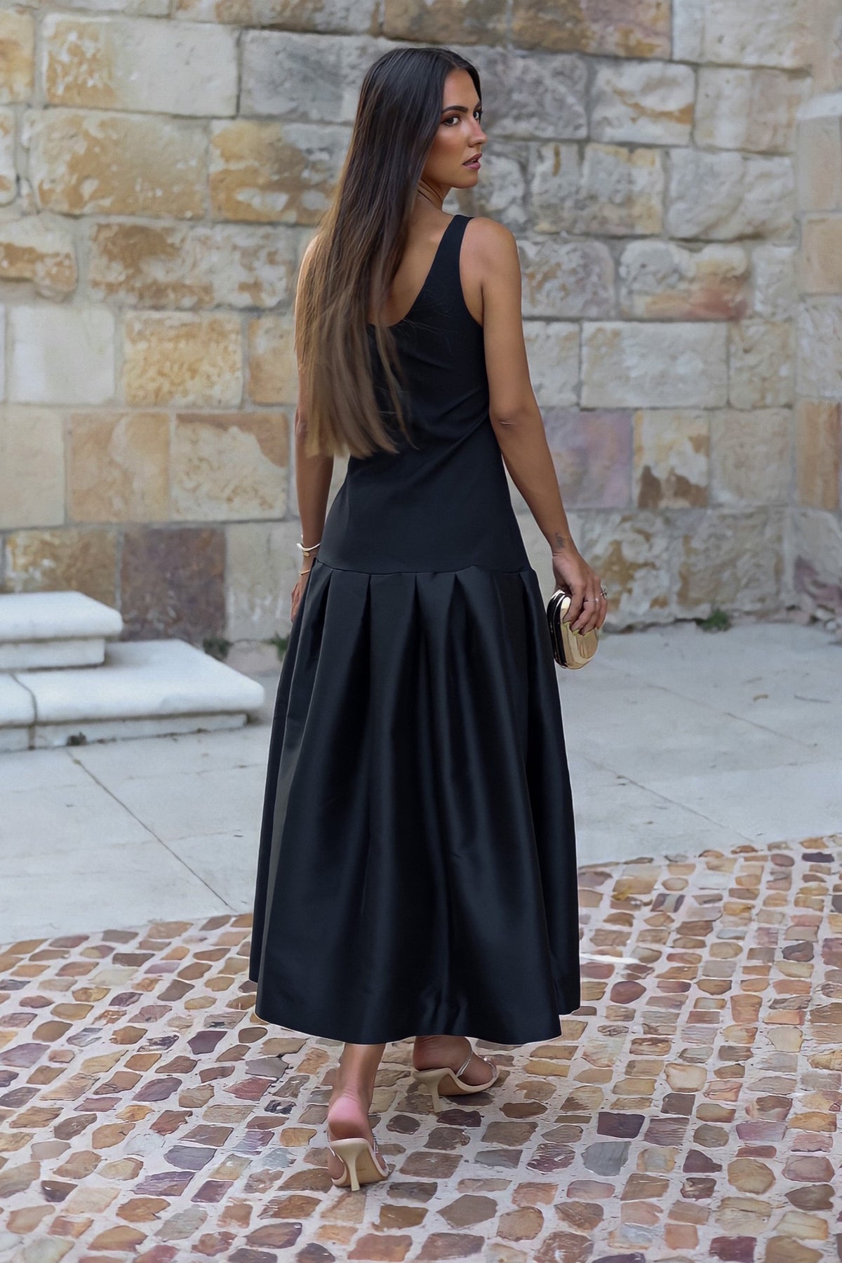 BLACK DRESS WITH PLEATS ON THE SKIRT