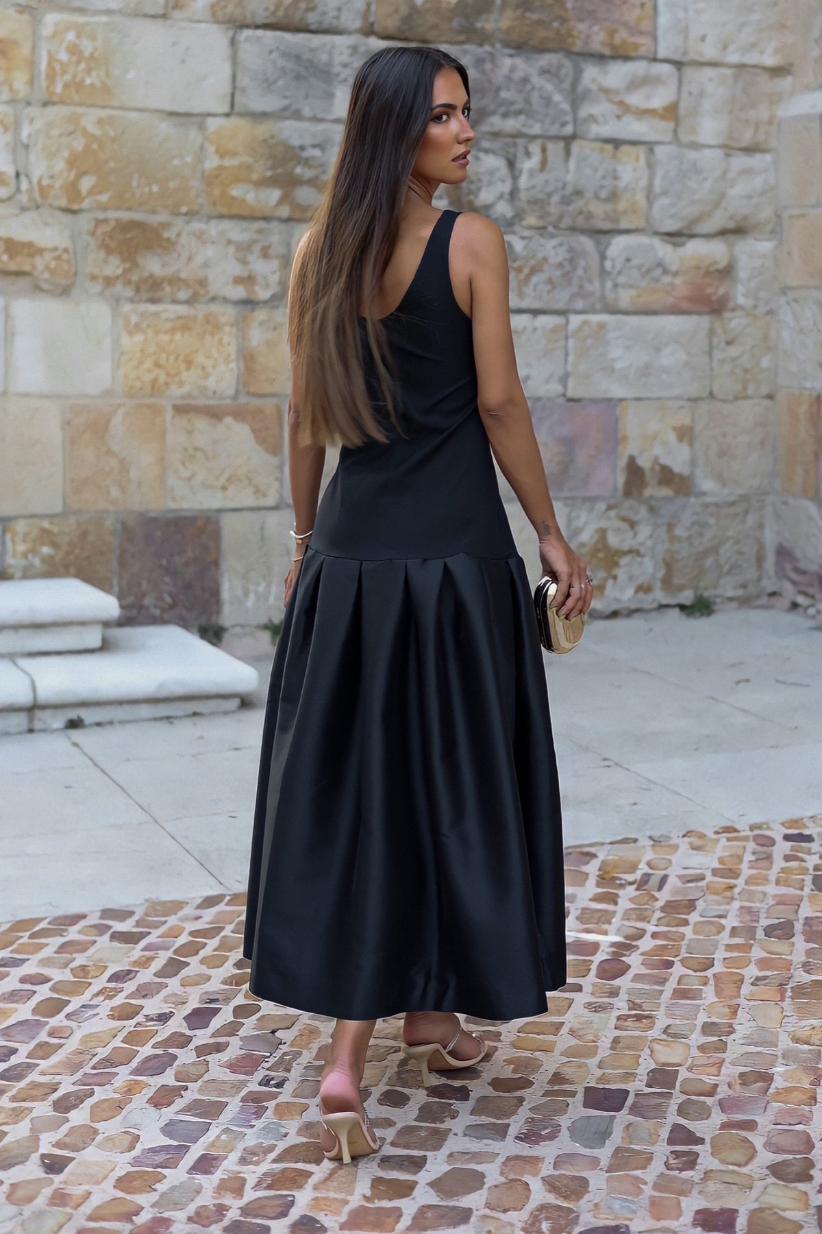 VESTIDO NEGRO CON PLISADOS EN LA FALDA