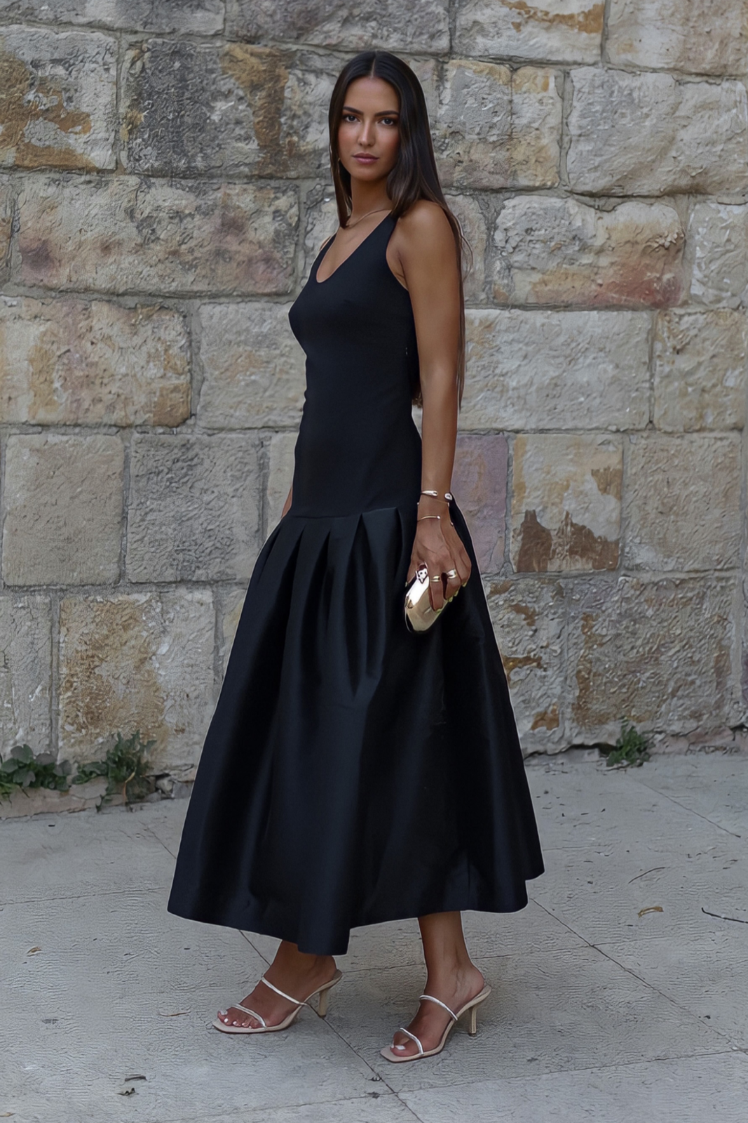 ROBE NOIRE AVEC PLIS SUR LA JUPE