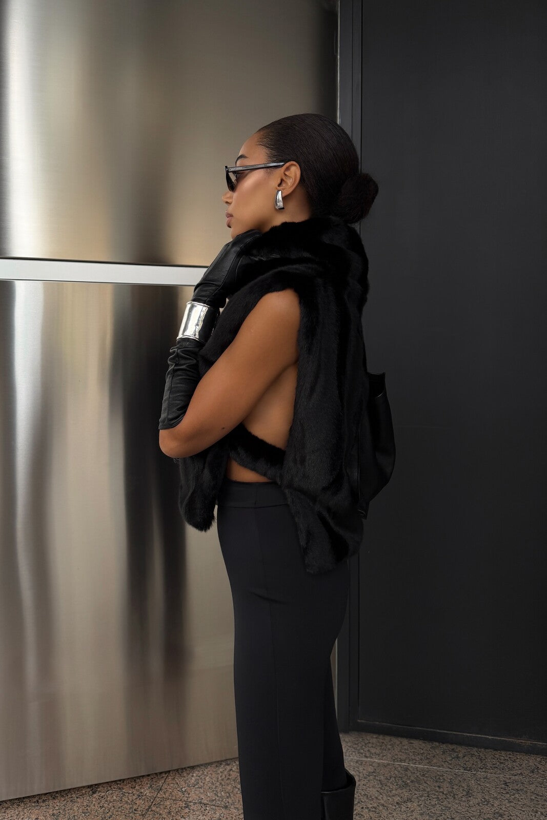 CHALECO NEGRO DE PELO CON CUELLO ALTO