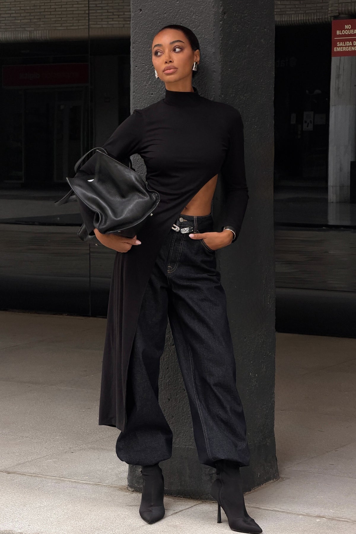 CAMISOLA PRETA ASSIMÉTRICA DE GOLA ALTA