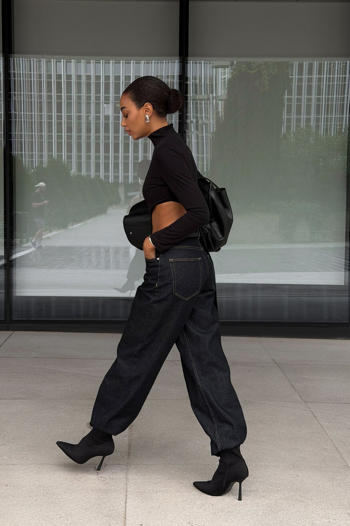 CAMISOLA PRETA ASSIMÉTRICA DE GOLA ALTA