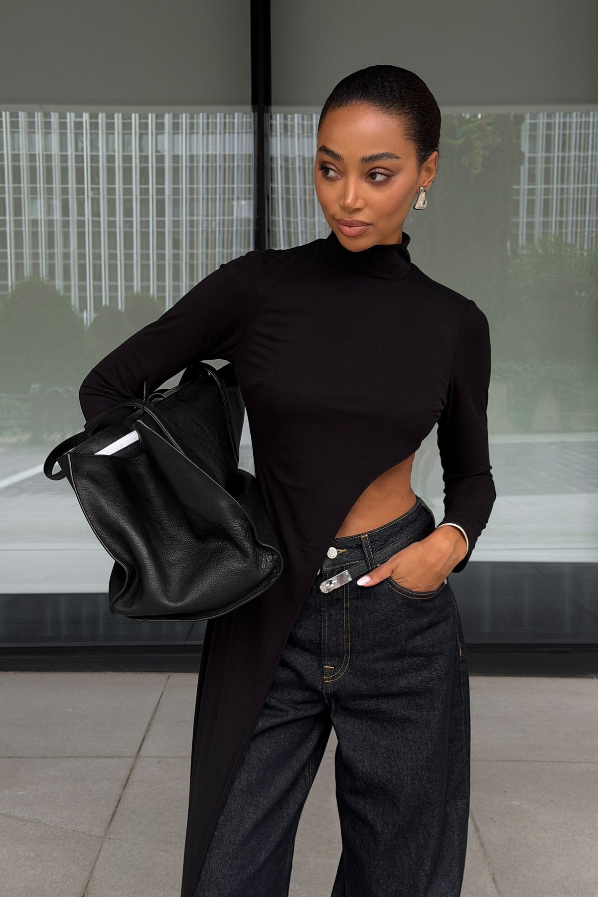 CAMISOLA PRETA ASSIMÉTRICA DE GOLA ALTA