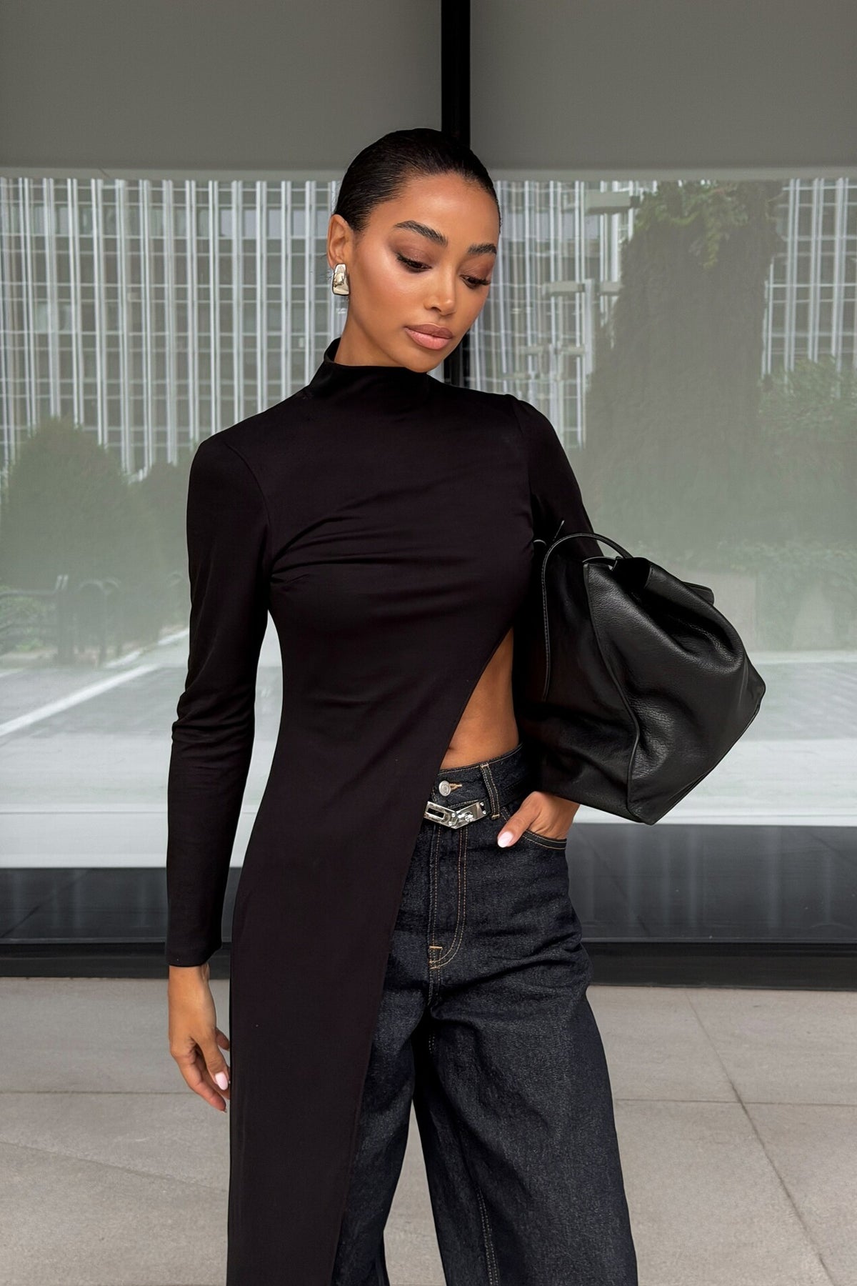 CAMISOLA PRETA ASSIMÉTRICA DE GOLA ALTA