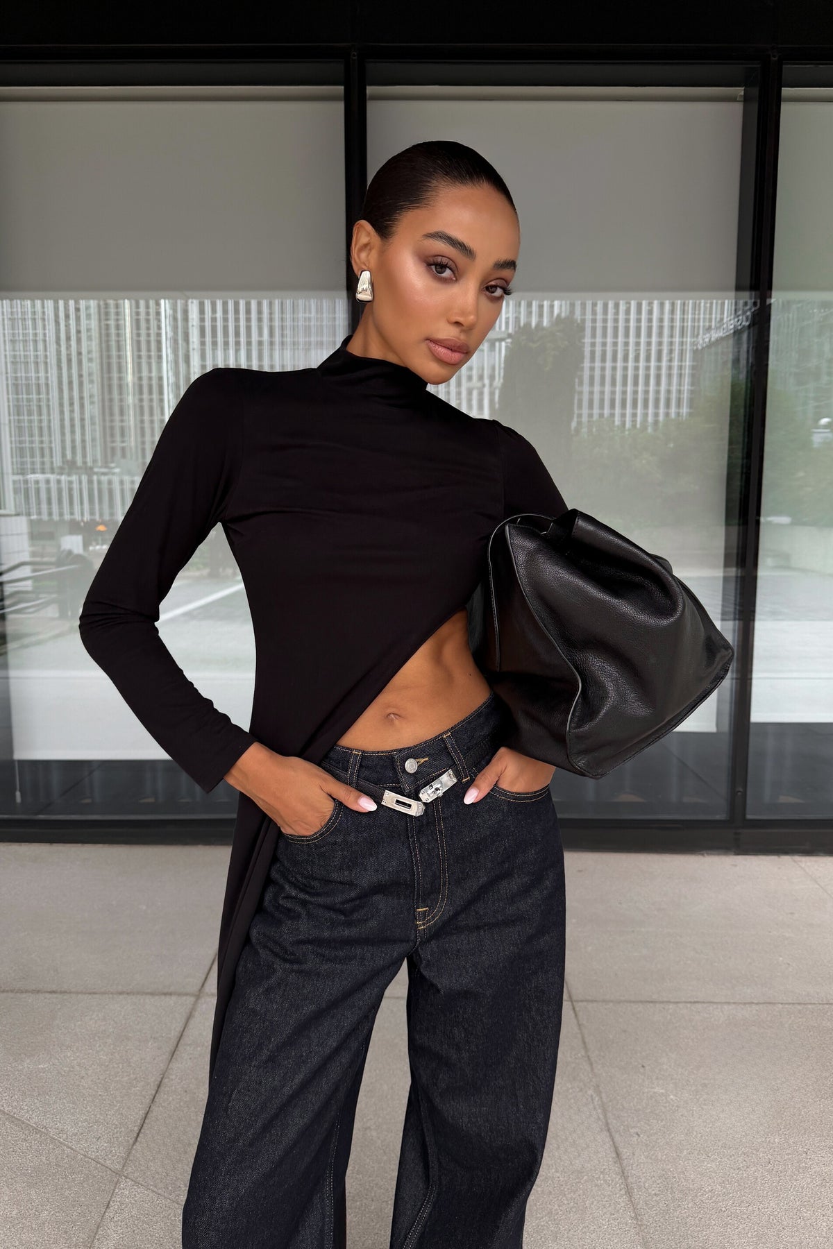 CAMISOLA PRETA ASSIMÉTRICA DE GOLA ALTA