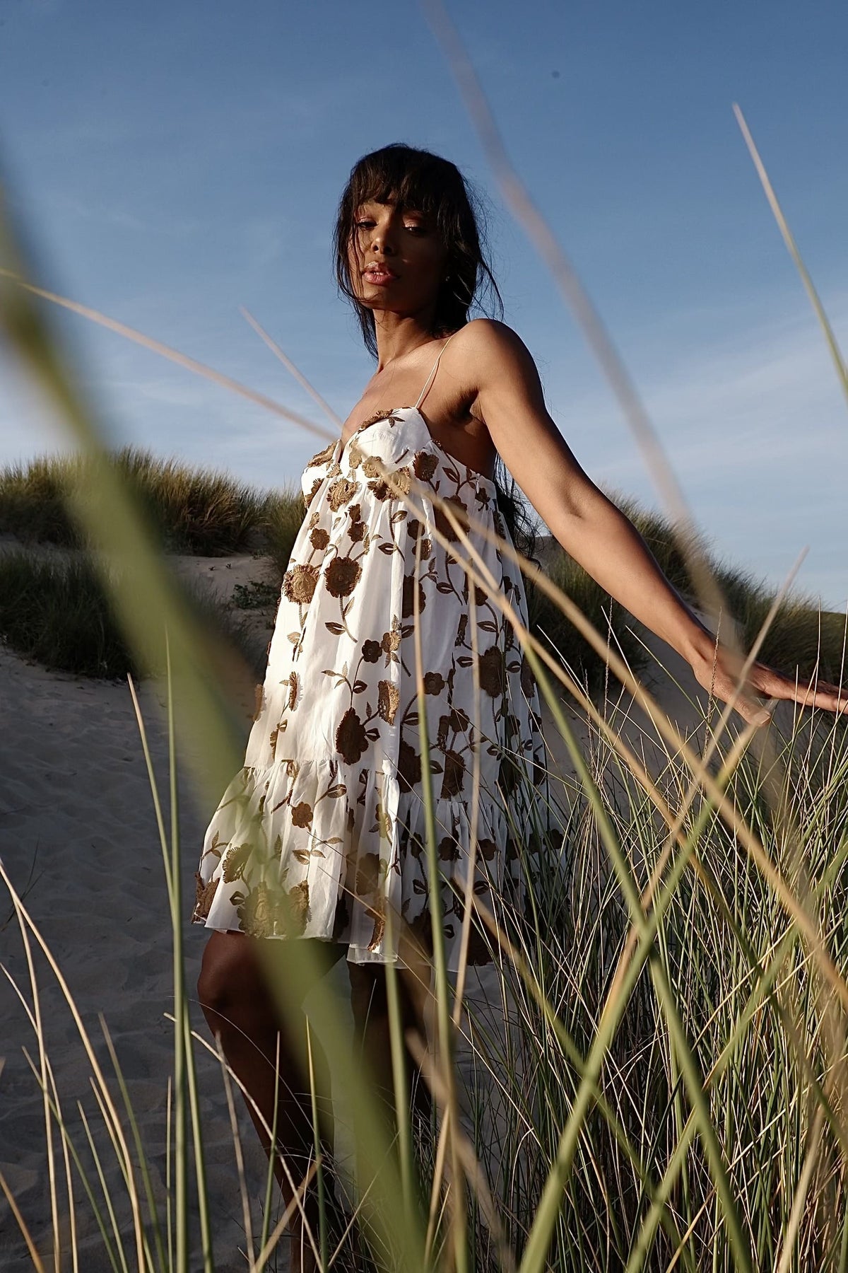 WHITE SHORT DRESS WITH CAMEL FLOWER PRINT