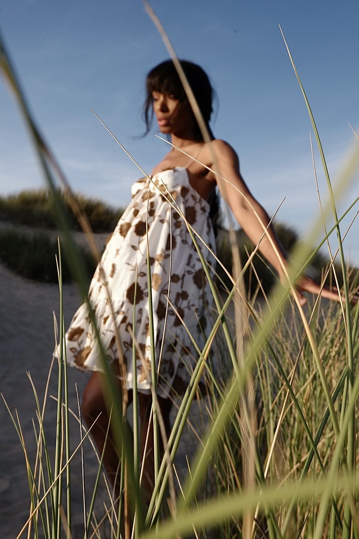 WHITE SHORT DRESS WITH CAMEL FLOWER PRINT