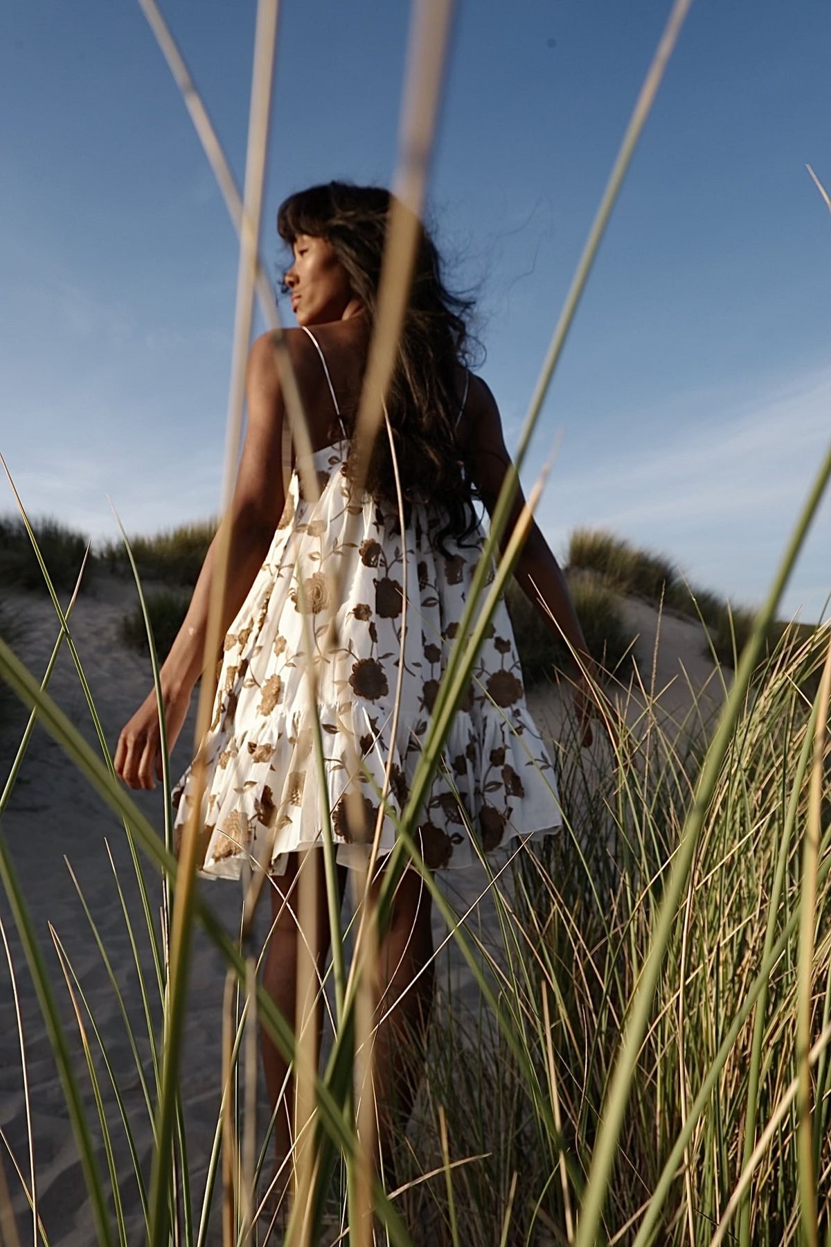 WHITE SHORT DRESS WITH CAMEL FLOWER PRINT