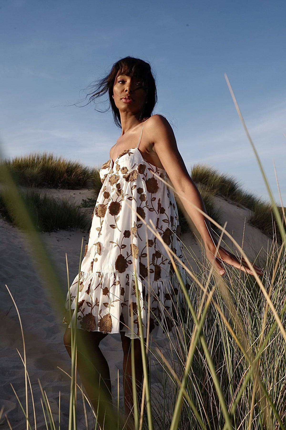 WHITE SHORT DRESS WITH CAMEL FLOWER PRINT