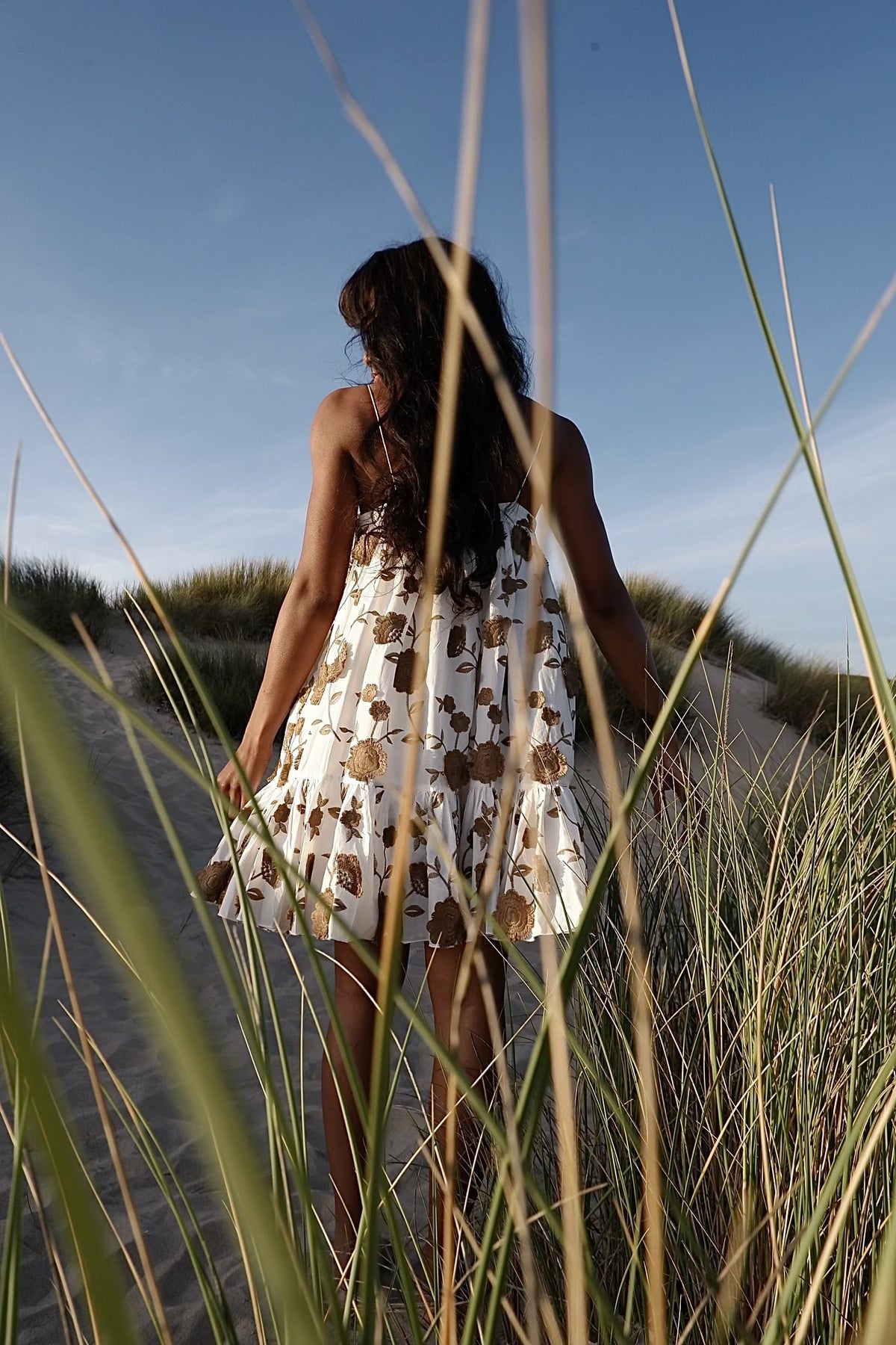 WHITE SHORT DRESS WITH CAMEL FLOWER PRINT