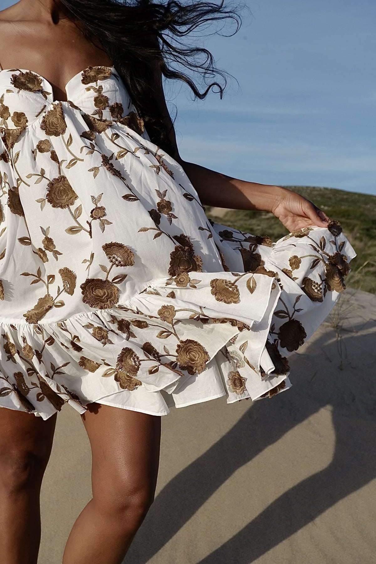 WHITE SHORT DRESS WITH CAMEL FLOWER PRINT