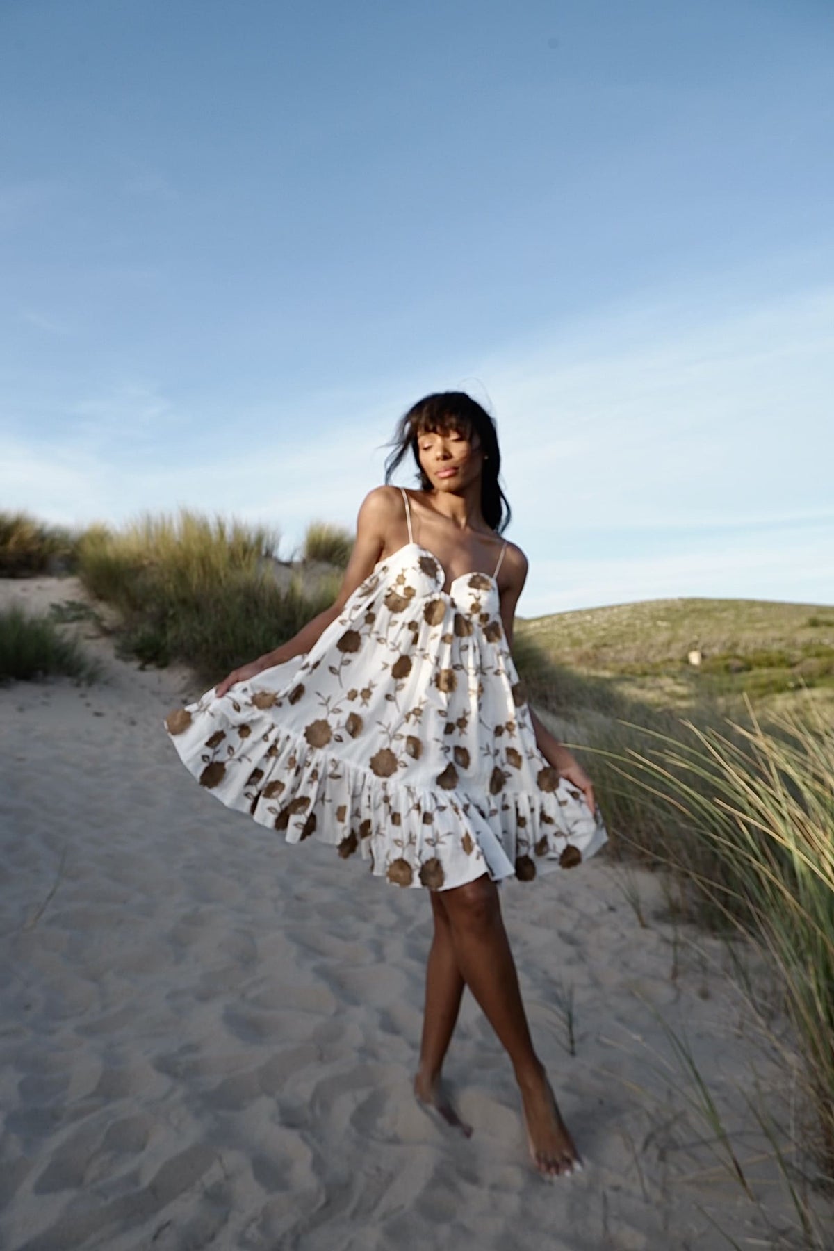 WHITE SHORT DRESS WITH CAMEL FLOWER PRINT