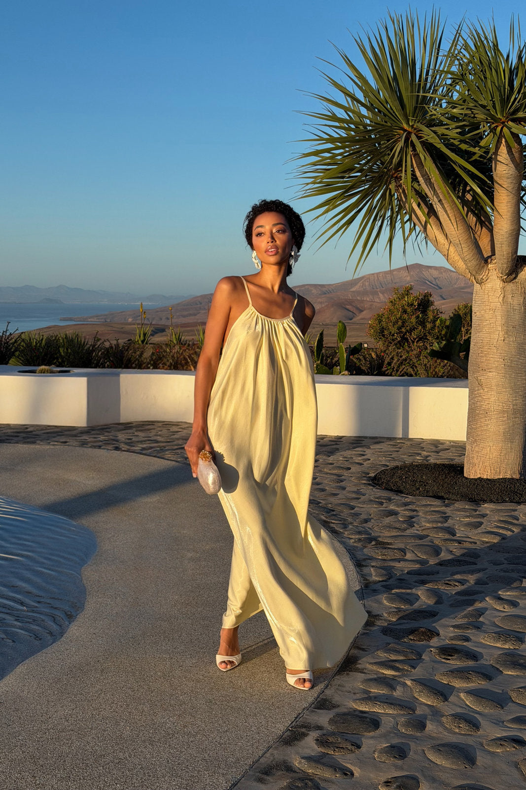 ROBE JAUNE BEURRE FLUIDE SATINÉE MINIMALISTE