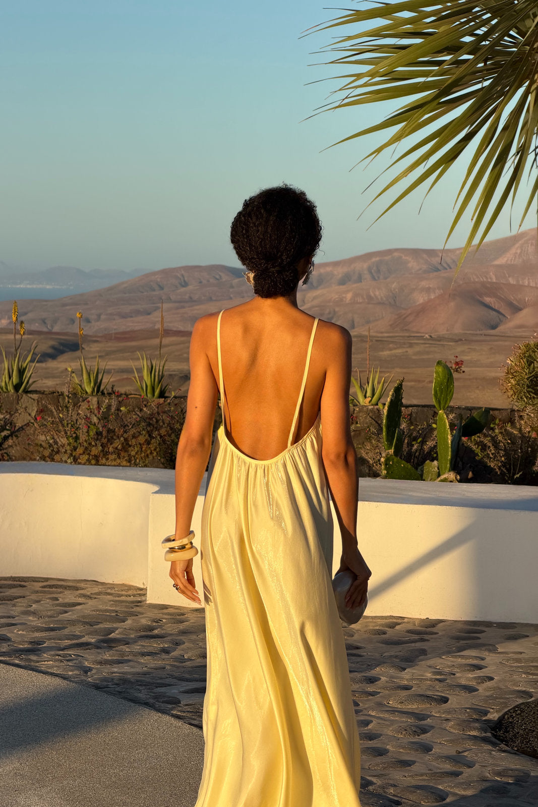 ROBE JAUNE BEURRE FLUIDE SATINÉE MINIMALISTE