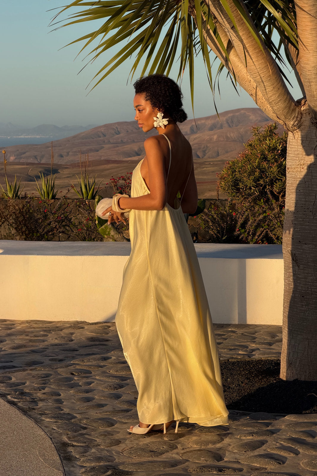 ROBE JAUNE BEURRE FLUIDE SATINÉE MINIMALISTE