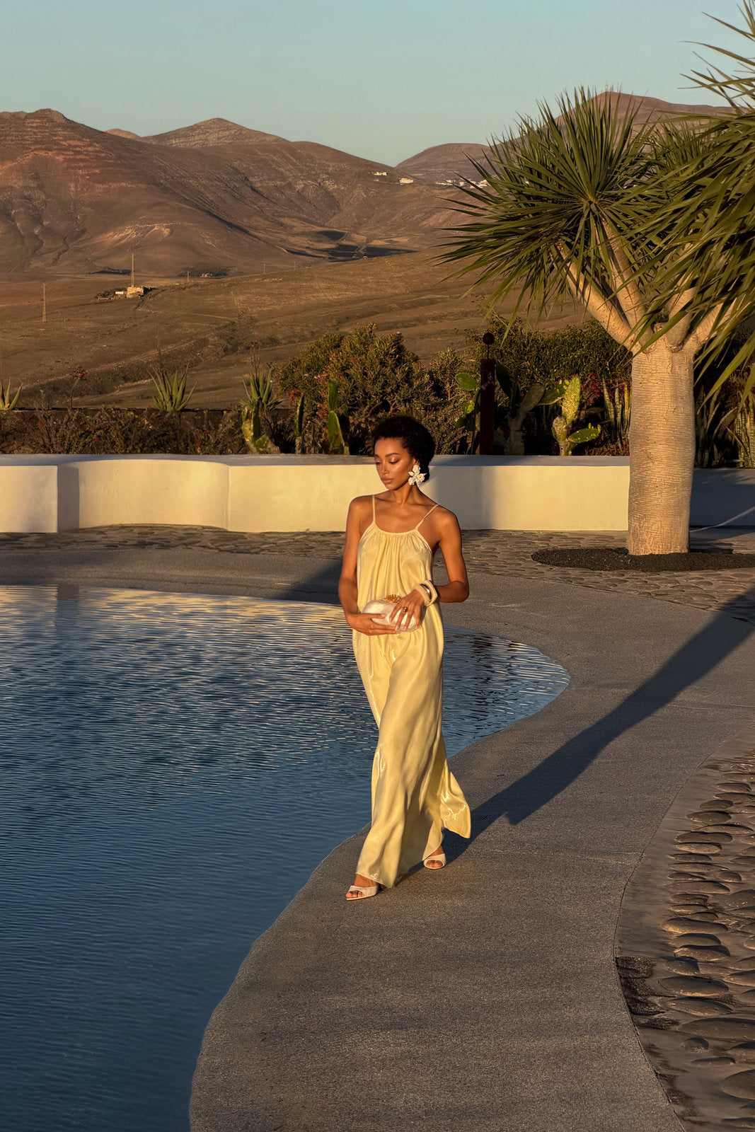 ROBE JAUNE BEURRE FLUIDE SATINÉE MINIMALISTE