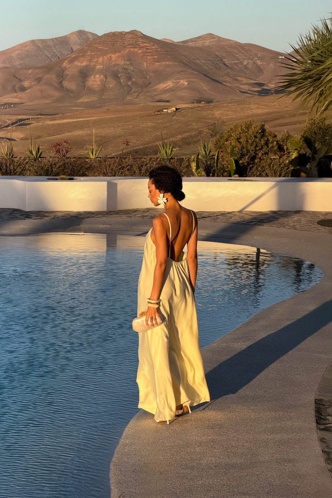 ROBE JAUNE BEURRE FLUIDE SATINÉE MINIMALISTE