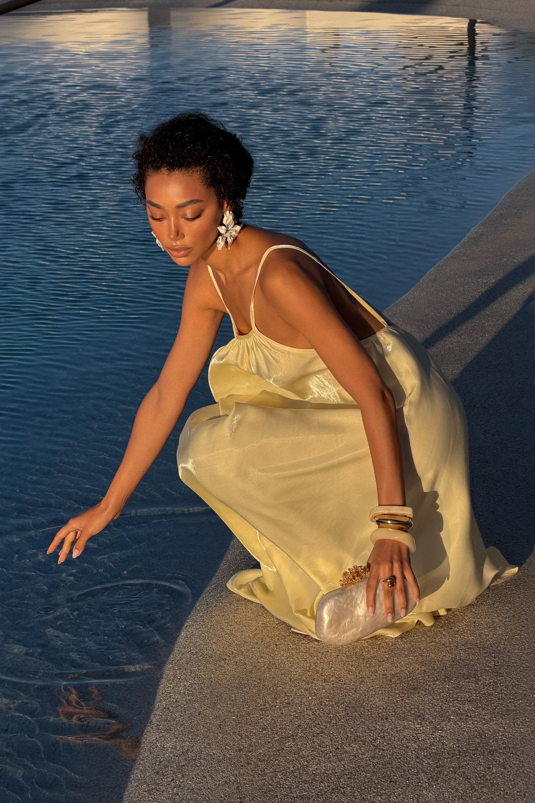 ROBE JAUNE BEURRE FLUIDE SATINÉE MINIMALISTE