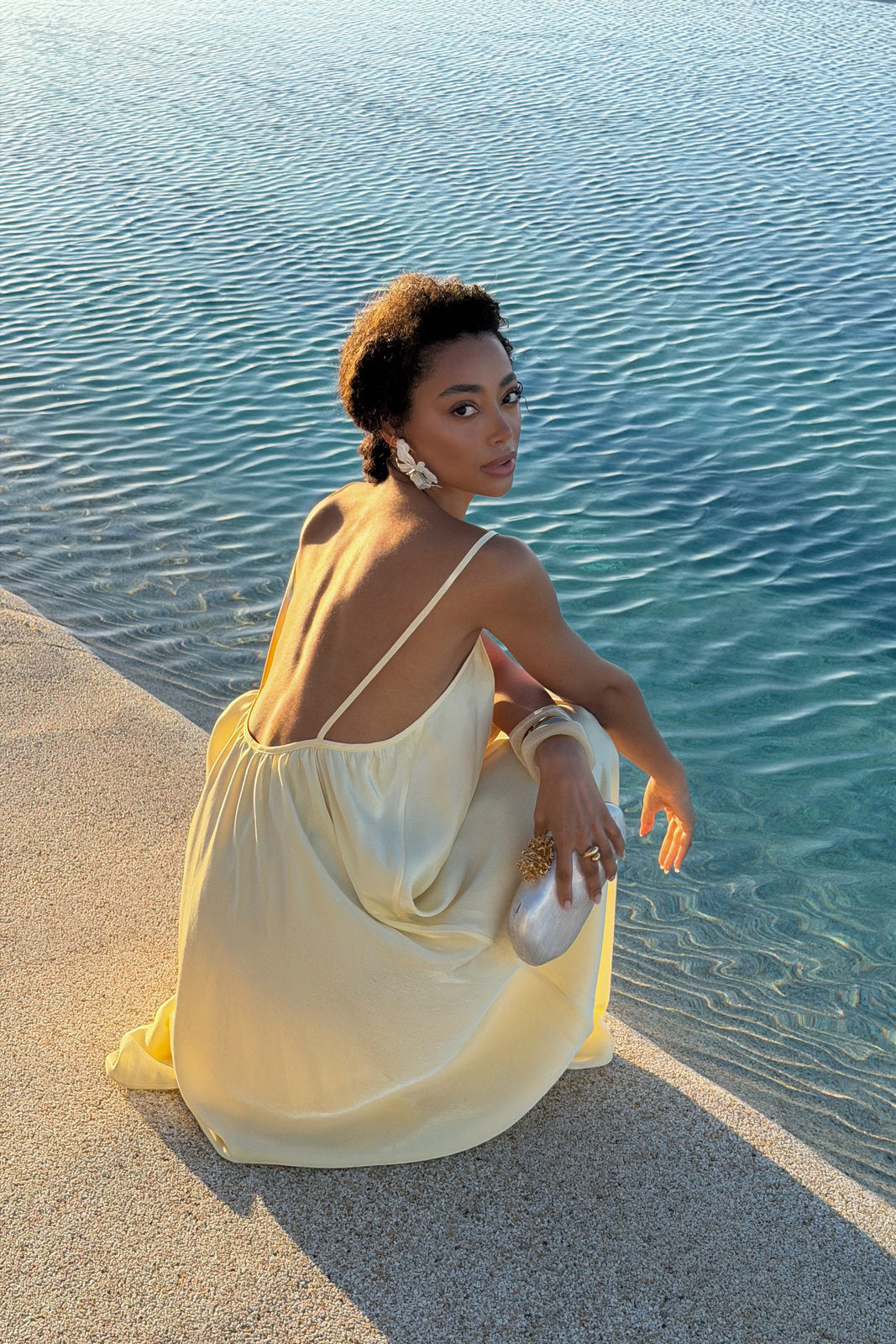 ROBE JAUNE BEURRE FLUIDE SATINÉE MINIMALISTE
